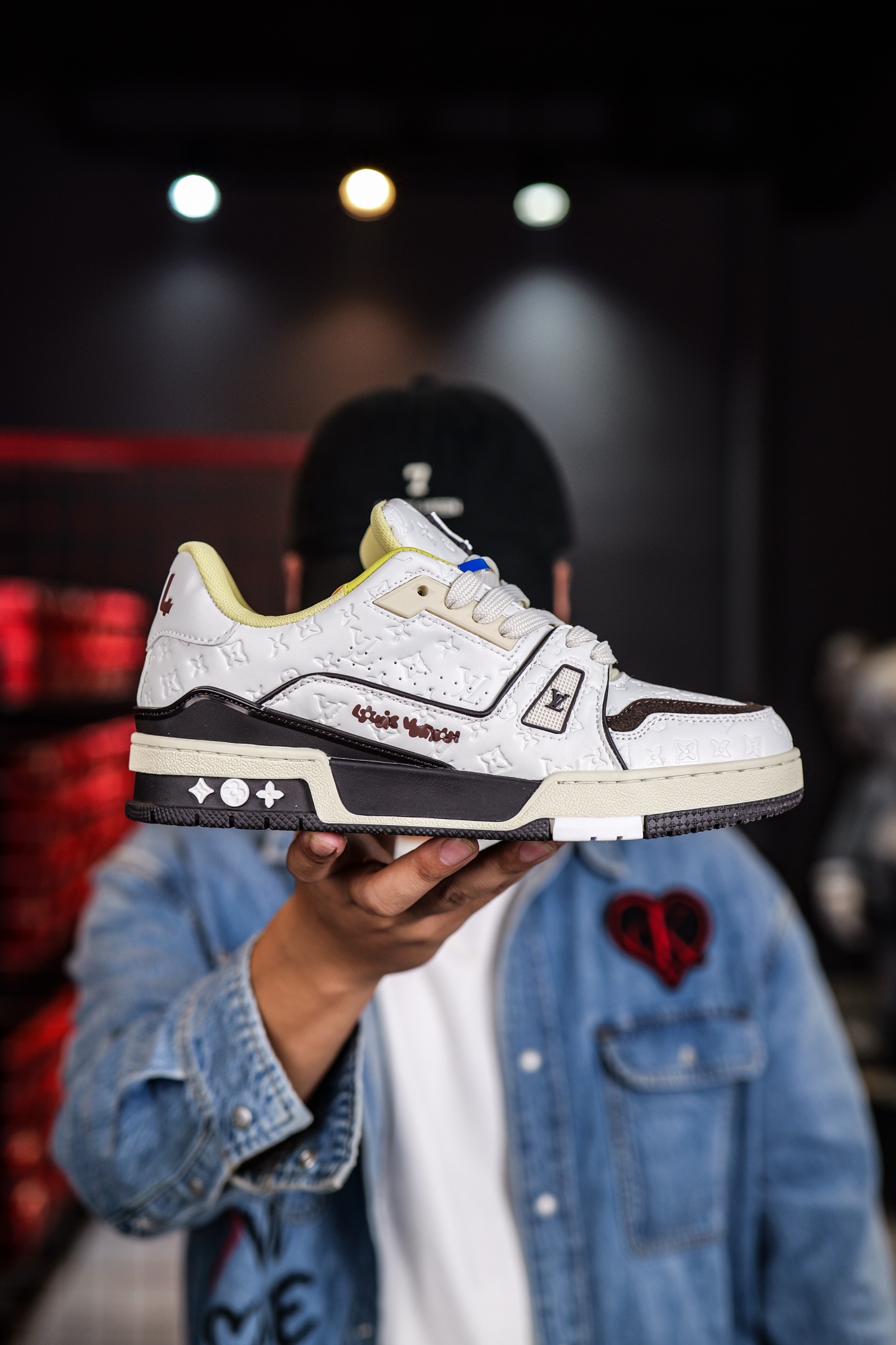 120💰L8版市面最高性价比版本💯底气十足 空胶工艺
驴家LV Trainer 原版完美楦型 品控胜过市面百分之95。
欢迎大家拿去与市面高于几十元的版本相互对比
TPU大底材料全部纯原色料打造的鞋底 区别 市面上小作坊省工料描涂漆上脚两天就掉色。
独家底磨 开发费5w+ 质感媲美原版 密集度超高 区别于同行色泽质感 意大利进口头层一刀切小牛皮 皮料厚实度韧性高于市面
垫脚聚米微料加透气英伦网布 都是按正品一比一打造开发 不偷半点料 不掺半点假
细节原版一致 可对比 全包套原版包装配件 目前市面一梯队级别
⚠市场太杂请注意混卖版本 可区别材料 版型 质感 包装配件 一切肉眼可见的细节。
尺码男女鞋35 36 37 38 39 40 41 42 43 44 45 46