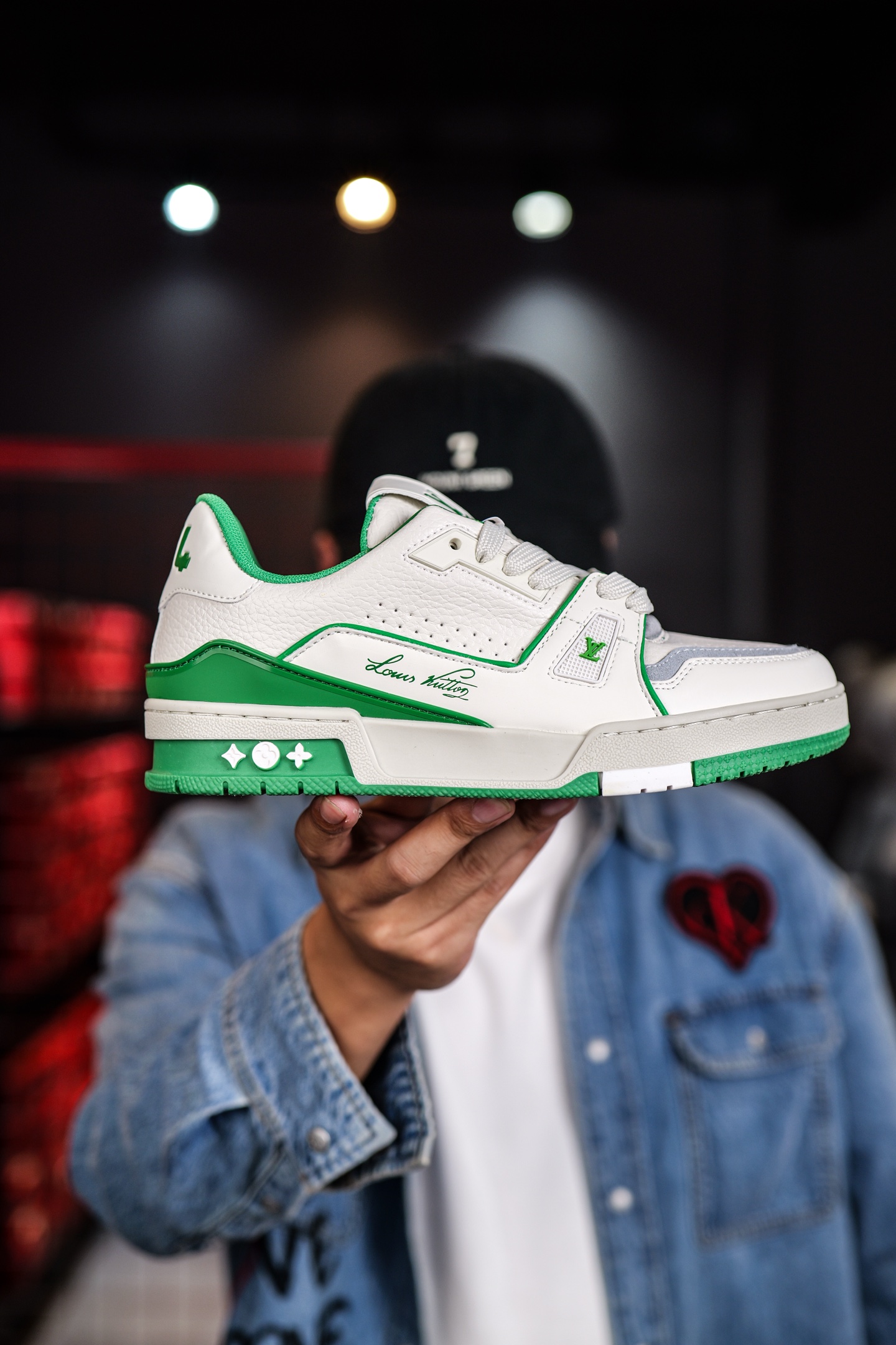 110💰L8版市面最高性价比版本💯底气十足 空胶工艺
驴家LV Trainer 原版完美楦型 品控胜过市面百分之95。
欢迎大家拿去与市面高于几十元的版本相互对比
TPU大底材料全部纯原色料打造的鞋底 区别 市面上小作坊省工料描涂漆上脚两天就掉色。
独家底磨 开发费5w+ 质感媲美原版 密集度超高 区别于同行色泽质感 意大利进口头层一刀切小牛皮 皮料厚实度韧性高于市面
垫脚聚米微料加透气英伦网布 都是按正品一比一打造开发 不偷半点料 不掺半点假
细节原版一致 可对比 全包套原版包装配件 目前市面一梯队级别
⚠市场太杂请注意混卖版本 可区别材料 版型 质感 包装配件 一切肉眼可见的细节。
尺码男女鞋35 36 37 38 39 40 41 42 43 44 45 46