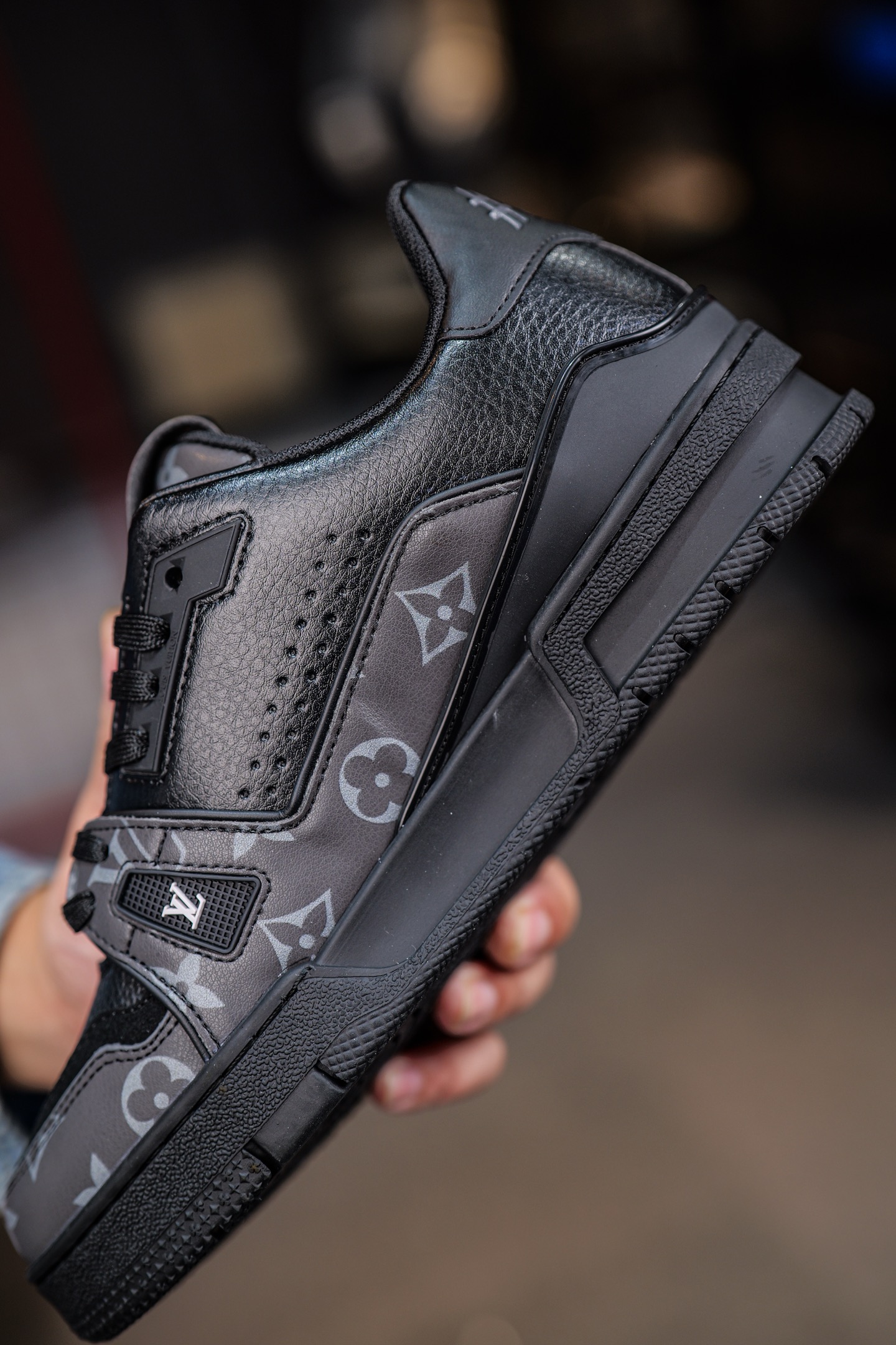 110💰L8版市面最高性价比版本💯底气十足 空胶工艺
驴家LV Trainer 原版完美楦型 品控胜过市面百分之95。
欢迎大家拿去与市面高于几十元的版本相互对比
TPU大底材料全部纯原色料打造的鞋底 区别 市面上小作坊省工料描涂漆上脚两天就掉色。
独家底磨 开发费5w+ 质感媲美原版 密集度超高 区别于同行色泽质感 意大利进口头层一刀切小牛皮 皮料厚实度韧性高于市面
垫脚聚米微料加透气英伦网布 都是按正品一比一打造开发 不偷半点料 不掺半点假
细节原版一致 可对比 全包套原版包装配件 目前市面一梯队级别
⚠市场太杂请注意混卖版本 可区别材料 版型 质感 包装配件 一切肉眼可见的细节。
尺码男女鞋35 36 37 38 39 40 41 42 43 44 45 46