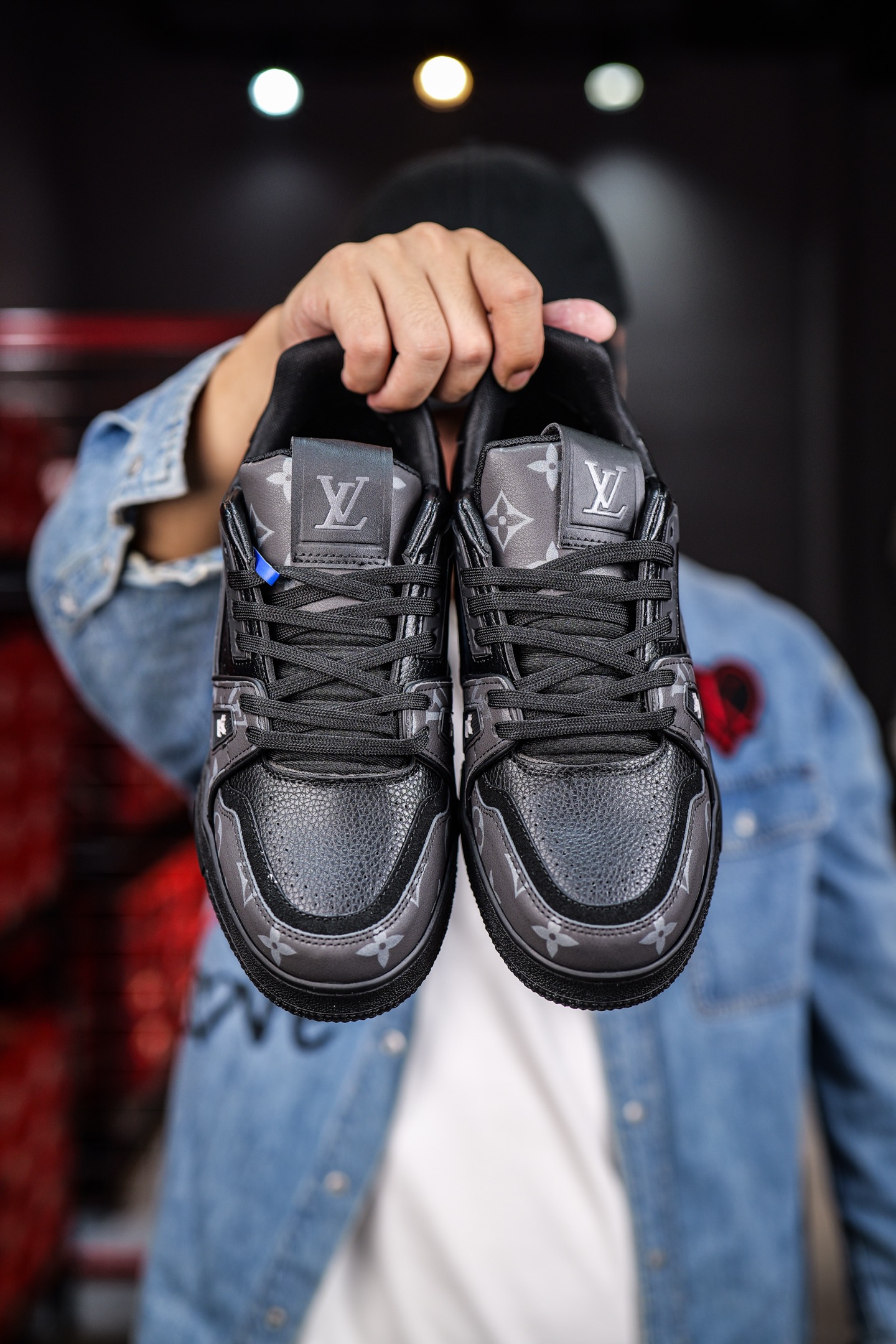 110💰L8版市面最高性价比版本💯底气十足 空胶工艺
驴家LV Trainer 原版完美楦型 品控胜过市面百分之95。
欢迎大家拿去与市面高于几十元的版本相互对比
TPU大底材料全部纯原色料打造的鞋底 区别 市面上小作坊省工料描涂漆上脚两天就掉色。
独家底磨 开发费5w+ 质感媲美原版 密集度超高 区别于同行色泽质感 意大利进口头层一刀切小牛皮 皮料厚实度韧性高于市面
垫脚聚米微料加透气英伦网布 都是按正品一比一打造开发 不偷半点料 不掺半点假
细节原版一致 可对比 全包套原版包装配件 目前市面一梯队级别
⚠市场太杂请注意混卖版本 可区别材料 版型 质感 包装配件 一切肉眼可见的细节。
尺码男女鞋35 36 37 38 39 40 41 42 43 44 45 46