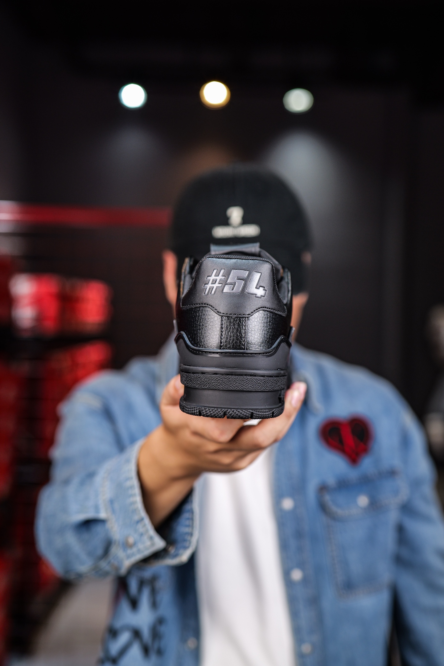 110💰L8版市面最高性价比版本💯底气十足 空胶工艺
驴家LV Trainer 原版完美楦型 品控胜过市面百分之95。
欢迎大家拿去与市面高于几十元的版本相互对比
TPU大底材料全部纯原色料打造的鞋底 区别 市面上小作坊省工料描涂漆上脚两天就掉色。
独家底磨 开发费5w+ 质感媲美原版 密集度超高 区别于同行色泽质感 意大利进口头层一刀切小牛皮 皮料厚实度韧性高于市面
垫脚聚米微料加透气英伦网布 都是按正品一比一打造开发 不偷半点料 不掺半点假
细节原版一致 可对比 全包套原版包装配件 目前市面一梯队级别
⚠市场太杂请注意混卖版本 可区别材料 版型 质感 包装配件 一切肉眼可见的细节。
尺码男女鞋35 36 37 38 39 40 41 42 43 44 45 46