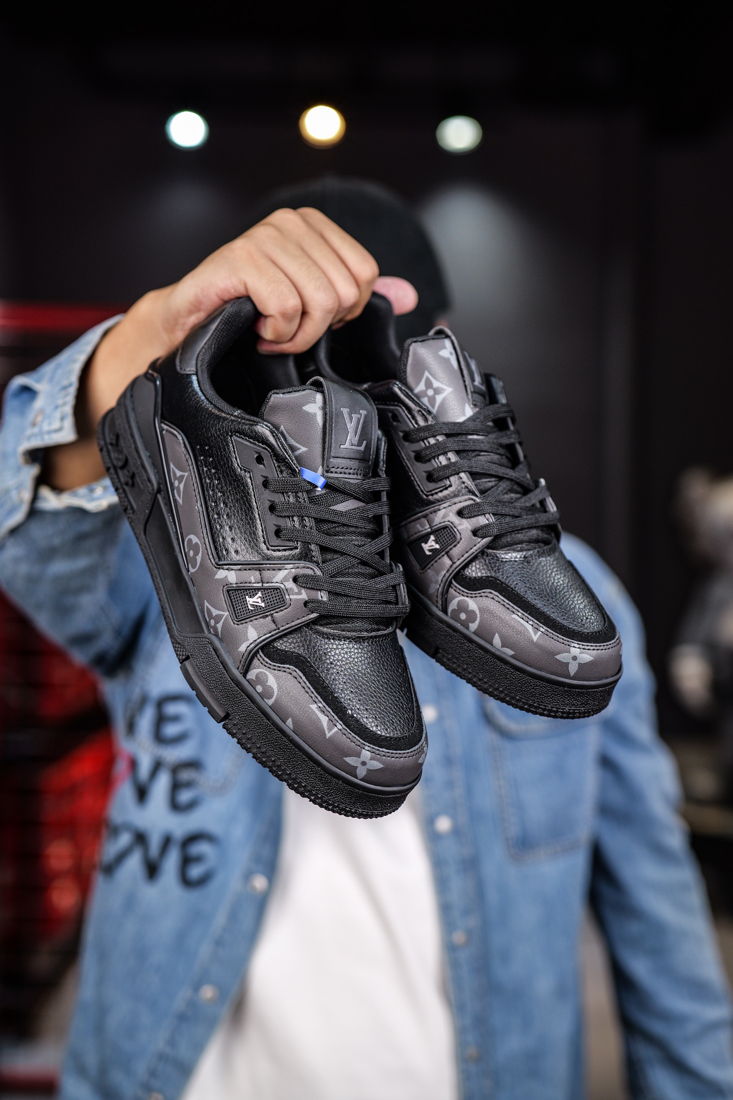 110💰L8版市面最高性价比版本💯底气十足 空胶工艺
驴家LV Trainer 原版完美楦型 品控胜过市面百分之95。
欢迎大家拿去与市面高于几十元的版本相互对比
TPU大底材料全部纯原色料打造的鞋底 区别 市面上小作坊省工料描涂漆上脚两天就掉色。
独家底磨 开发费5w+ 质感媲美原版 密集度超高 区别于同行色泽质感 意大利进口头层一刀切小牛皮 皮料厚实度韧性高于市面
垫脚聚米微料加透气英伦网布 都是按正品一比一打造开发 不偷半点料 不掺半点假
细节原版一致 可对比 全包套原版包装配件 目前市面一梯队级别
⚠市场太杂请注意混卖版本 可区别材料 版型 质感 包装配件 一切肉眼可见的细节。
尺码男女鞋35 36 37 38 39 40 41 42 43 44 45 46