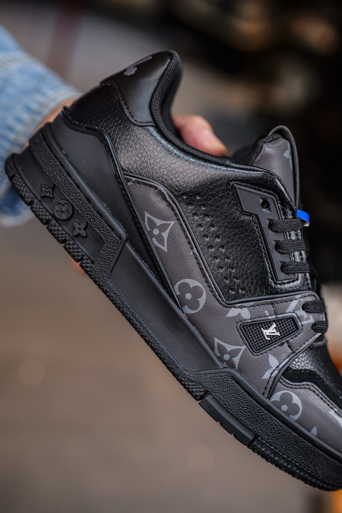 110💰L8版市面最高性价比版本💯底气十足 空胶工艺
驴家LV Trainer 原版完美楦型 品控胜过市面百分之95。
欢迎大家拿去与市面高于几十元的版本相互对比
TPU大底材料全部纯原色料打造的鞋底 区别 市面上小作坊省工料描涂漆上脚两天就掉色。
独家底磨 开发费5w+ 质感媲美原版 密集度超高 区别于同行色泽质感 意大利进口头层一刀切小牛皮 皮料厚实度韧性高于市面
垫脚聚米微料加透气英伦网布 都是按正品一比一打造开发 不偷半点料 不掺半点假
细节原版一致 可对比 全包套原版包装配件 目前市面一梯队级别
⚠市场太杂请注意混卖版本 可区别材料 版型 质感 包装配件 一切肉眼可见的细节。
尺码男女鞋35 36 37 38 39 40 41 42 43 44 45 46