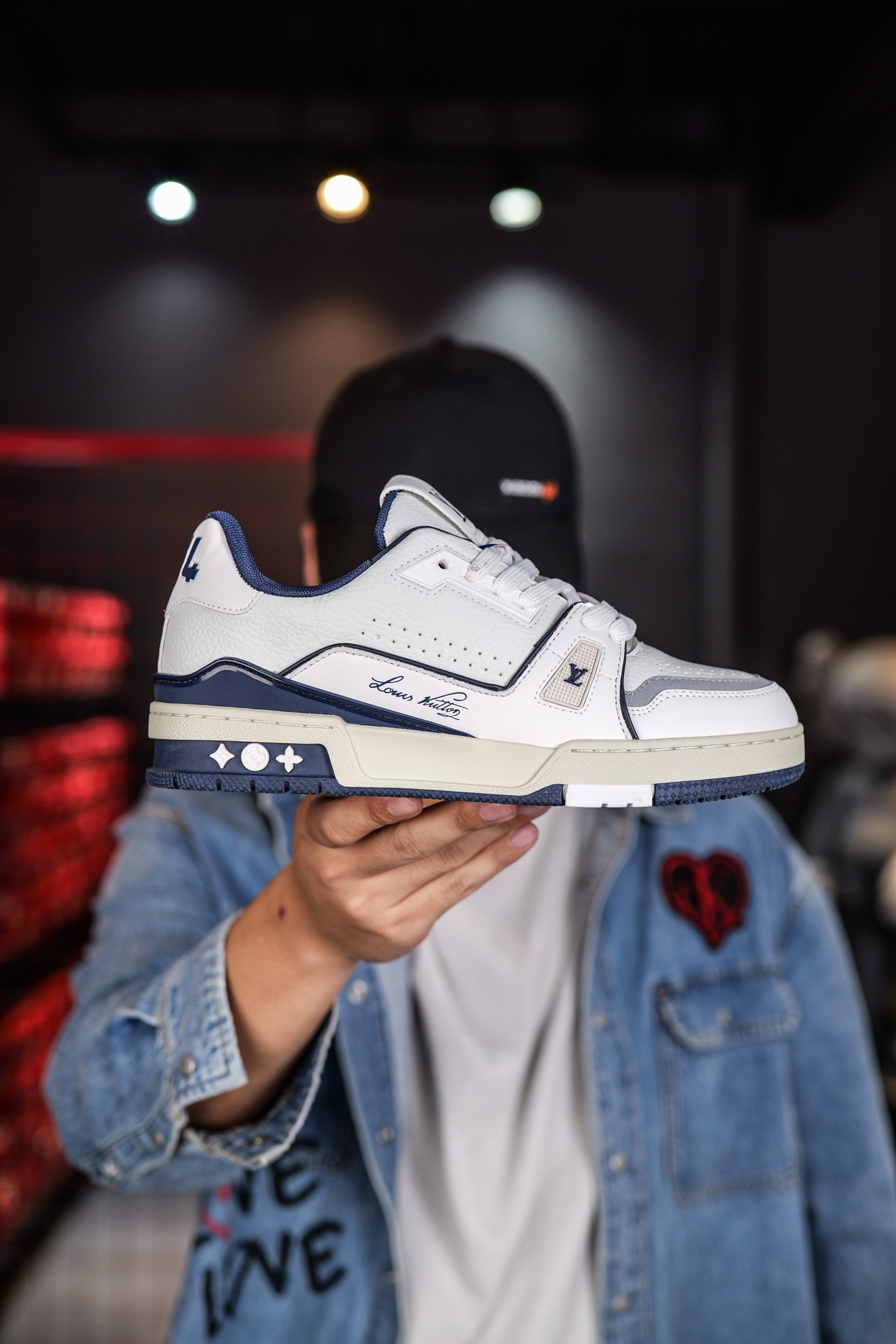 110💰L8版市面最高性价比版本💯底气十足 空胶工艺
驴家LV Trainer 原版完美楦型 品控胜过市面百分之95。
欢迎大家拿去与市面高于几十元的版本相互对比
TPU大底材料全部纯原色料打造的鞋底 区别 市面上小作坊省工料描涂漆上脚两天就掉色。
独家底磨 开发费5w+ 质感媲美原版 密集度超高 区别于同行色泽质感 意大利进口头层一刀切小牛皮 皮料厚实度韧性高于市面
垫脚聚米微料加透气英伦网布 都是按正品一比一打造开发 不偷半点料 不掺半点假
细节原版一致 可对比 全包套原版包装配件 目前市面一梯队级别
⚠市场太杂请注意混卖版本 可区别材料 版型 质感 包装配件 一切肉眼可见的细节。
尺码男女鞋35 36 37 38 39 40 41 42 43 44 45 46