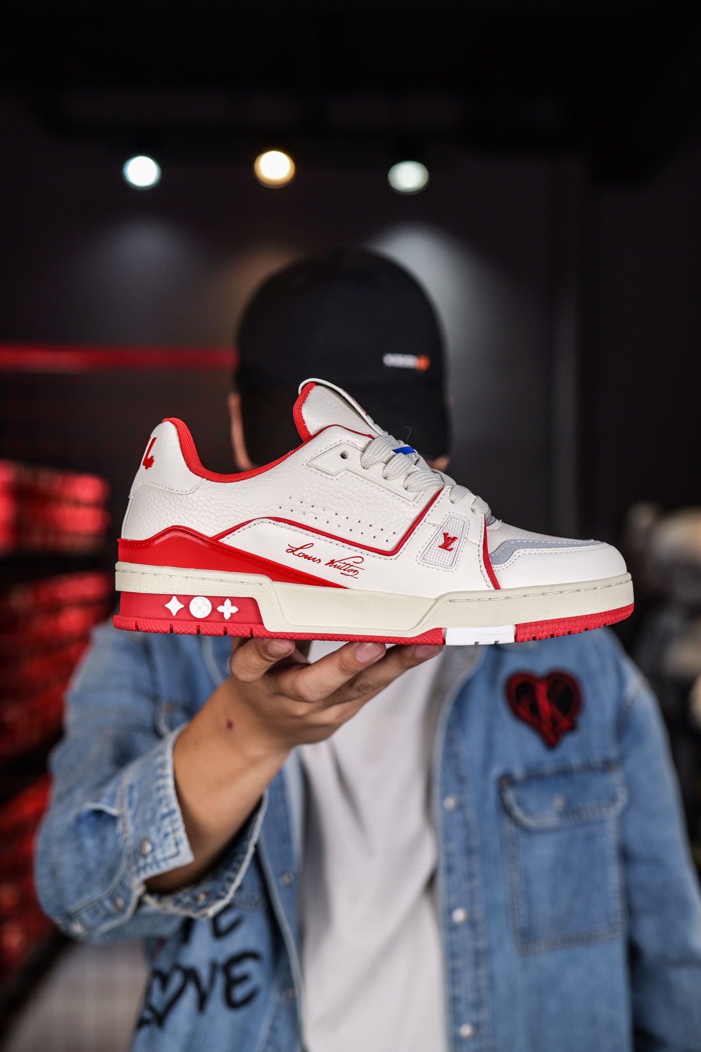 110💰L8版市面最高性价比版本💯底气十足 空胶工艺
驴家LV Trainer 原版完美楦型 品控胜过市面百分之95。
欢迎大家拿去与市面高于几十元的版本相互对比
TPU大底材料全部纯原色料打造的鞋底 区别 市面上小作坊省工料描涂漆上脚两天就掉色。
独家底磨 开发费5w+ 质感媲美原版 密集度超高 区别于同行色泽质感 意大利进口头层一刀切小牛皮 皮料厚实度韧性高于市面
垫脚聚米微料加透气英伦网布 都是按正品一比一打造开发 不偷半点料 不掺半点假
细节原版一致 可对比 全包套原版包装配件 目前市面一梯队级别
⚠市场太杂请注意混卖版本 可区别材料 版型 质感 包装配件 一切肉眼可见的细节。
尺码男女鞋35 36 37 38 39 40 41 42 43 44 45 46