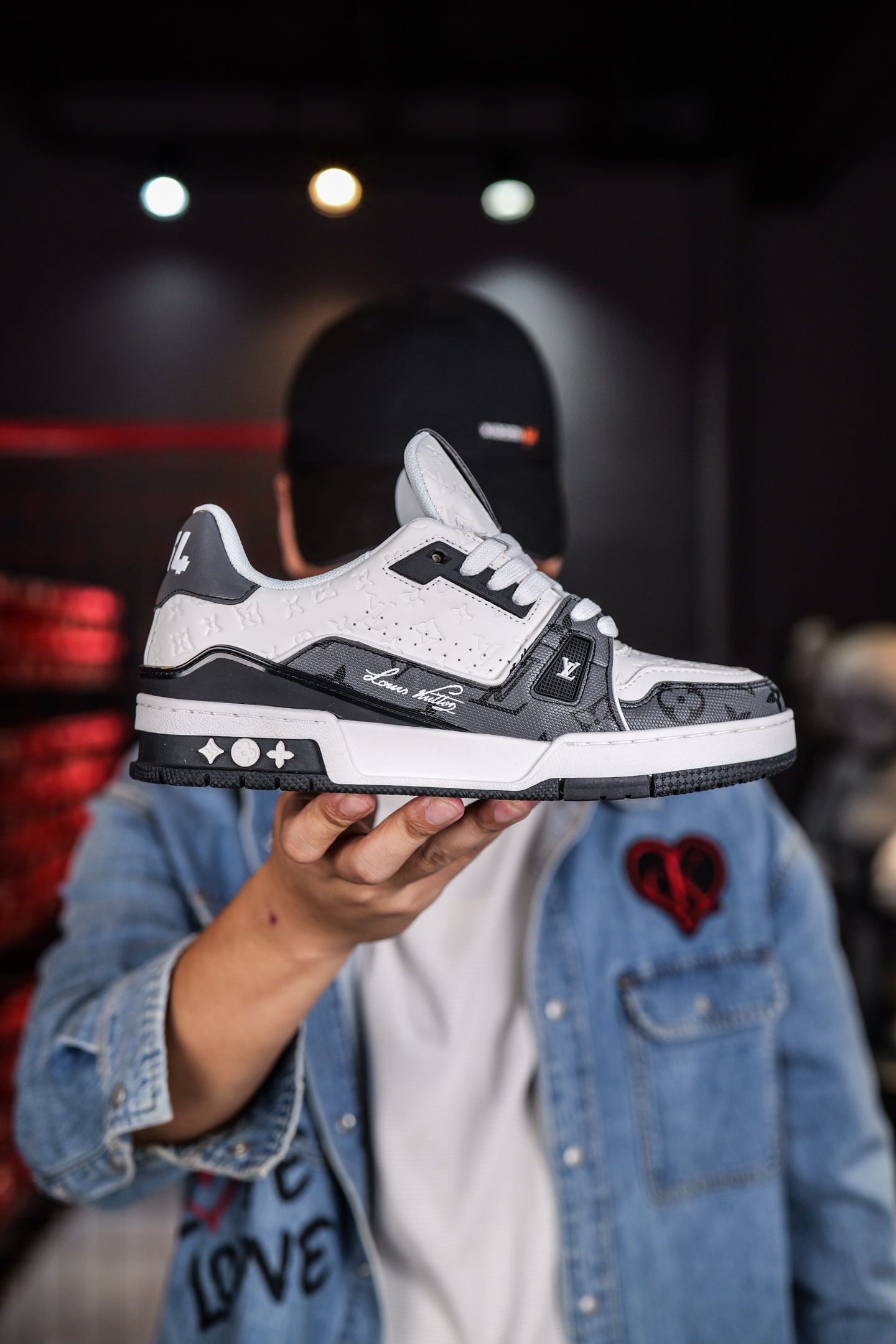 120💰L8版市面最高性价比版本💯底气十足 空胶工艺
驴家LV Trainer 原版完美楦型 品控胜过市面百分之95。
欢迎大家拿去与市面高于几十元的版本相互对比
TPU大底材料全部纯原色料打造的鞋底 区别 市面上小作坊省工料描涂漆上脚两天就掉色。
独家底磨 开发费5w+ 质感媲美原版 密集度超高 区别于同行色泽质感 意大利进口头层一刀切小牛皮 皮料厚实度韧性高于市面
垫脚聚米微料加透气英伦网布 都是按正品一比一打造开发 不偷半点料 不掺半点假
细节原版一致 可对比 全包套原版包装配件 目前市面一梯队级别
⚠市场太杂请注意混卖版本 可区别材料 版型 质感 包装配件 一切肉眼可见的细节。
尺码男女鞋35 36 37 38 39 40 41 42 43 44 45 46