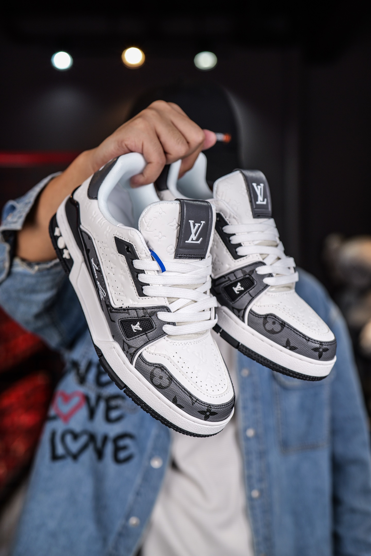 120💰L8版市面最高性价比版本💯底气十足 空胶工艺
驴家LV Trainer 原版完美楦型 品控胜过市面百分之95。
欢迎大家拿去与市面高于几十元的版本相互对比
TPU大底材料全部纯原色料打造的鞋底 区别 市面上小作坊省工料描涂漆上脚两天就掉色。
独家底磨 开发费5w+ 质感媲美原版 密集度超高 区别于同行色泽质感 意大利进口头层一刀切小牛皮 皮料厚实度韧性高于市面
垫脚聚米微料加透气英伦网布 都是按正品一比一打造开发 不偷半点料 不掺半点假
细节原版一致 可对比 全包套原版包装配件 目前市面一梯队级别
⚠市场太杂请注意混卖版本 可区别材料 版型 质感 包装配件 一切肉眼可见的细节。
尺码男女鞋35 36 37 38 39 40 41 42 43 44 45 46