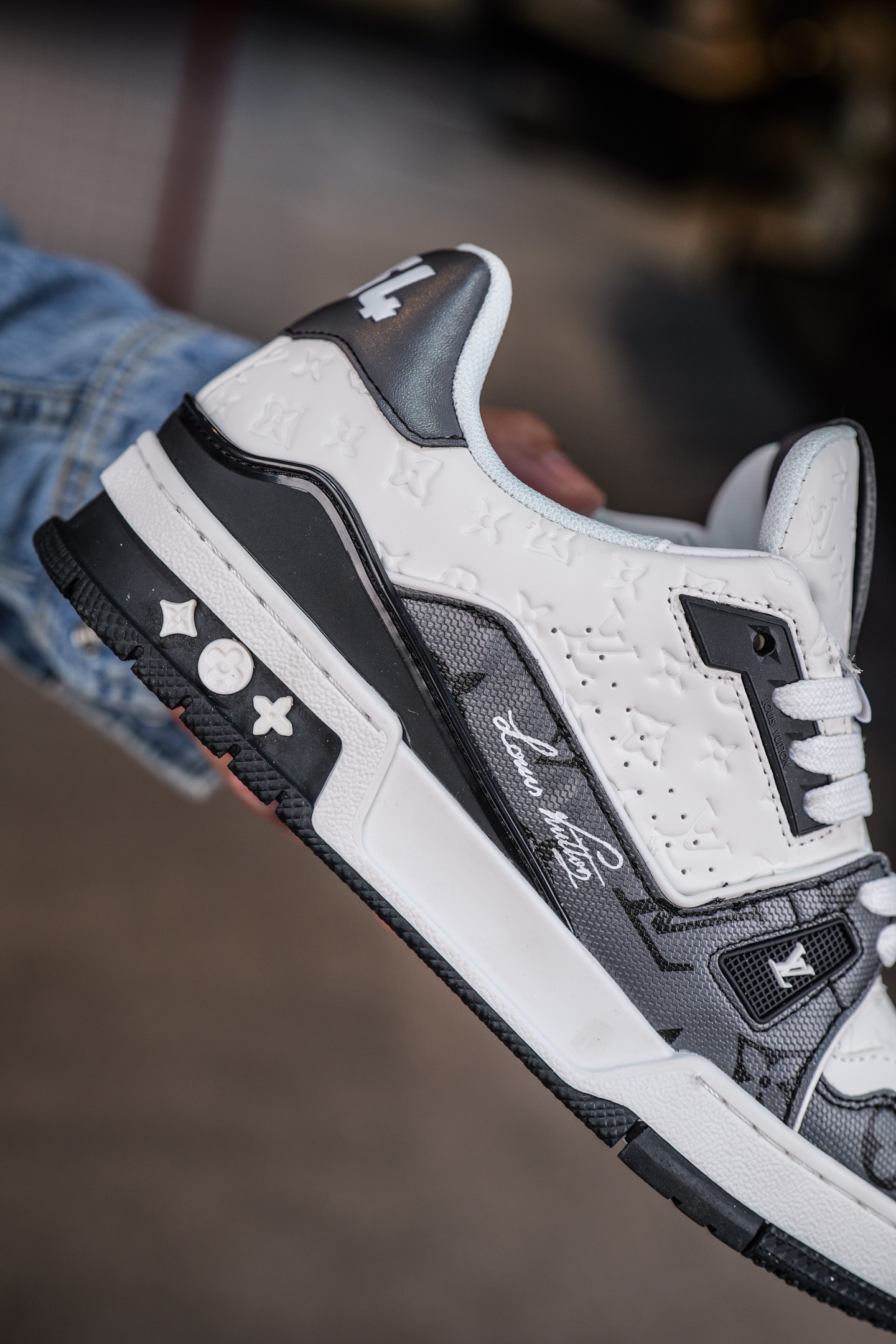 120💰L8版市面最高性价比版本💯底气十足 空胶工艺
驴家LV Trainer 原版完美楦型 品控胜过市面百分之95。
欢迎大家拿去与市面高于几十元的版本相互对比
TPU大底材料全部纯原色料打造的鞋底 区别 市面上小作坊省工料描涂漆上脚两天就掉色。
独家底磨 开发费5w+ 质感媲美原版 密集度超高 区别于同行色泽质感 意大利进口头层一刀切小牛皮 皮料厚实度韧性高于市面
垫脚聚米微料加透气英伦网布 都是按正品一比一打造开发 不偷半点料 不掺半点假
细节原版一致 可对比 全包套原版包装配件 目前市面一梯队级别
⚠市场太杂请注意混卖版本 可区别材料 版型 质感 包装配件 一切肉眼可见的细节。
尺码男女鞋35 36 37 38 39 40 41 42 43 44 45 46