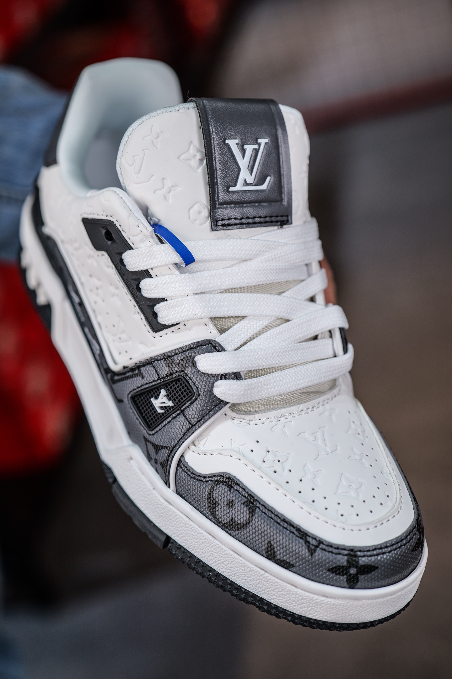 120💰L8版市面最高性价比版本💯底气十足 空胶工艺
驴家LV Trainer 原版完美楦型 品控胜过市面百分之95。
欢迎大家拿去与市面高于几十元的版本相互对比
TPU大底材料全部纯原色料打造的鞋底 区别 市面上小作坊省工料描涂漆上脚两天就掉色。
独家底磨 开发费5w+ 质感媲美原版 密集度超高 区别于同行色泽质感 意大利进口头层一刀切小牛皮 皮料厚实度韧性高于市面
垫脚聚米微料加透气英伦网布 都是按正品一比一打造开发 不偷半点料 不掺半点假
细节原版一致 可对比 全包套原版包装配件 目前市面一梯队级别
⚠市场太杂请注意混卖版本 可区别材料 版型 质感 包装配件 一切肉眼可见的细节。
尺码男女鞋35 36 37 38 39 40 41 42 43 44 45 46