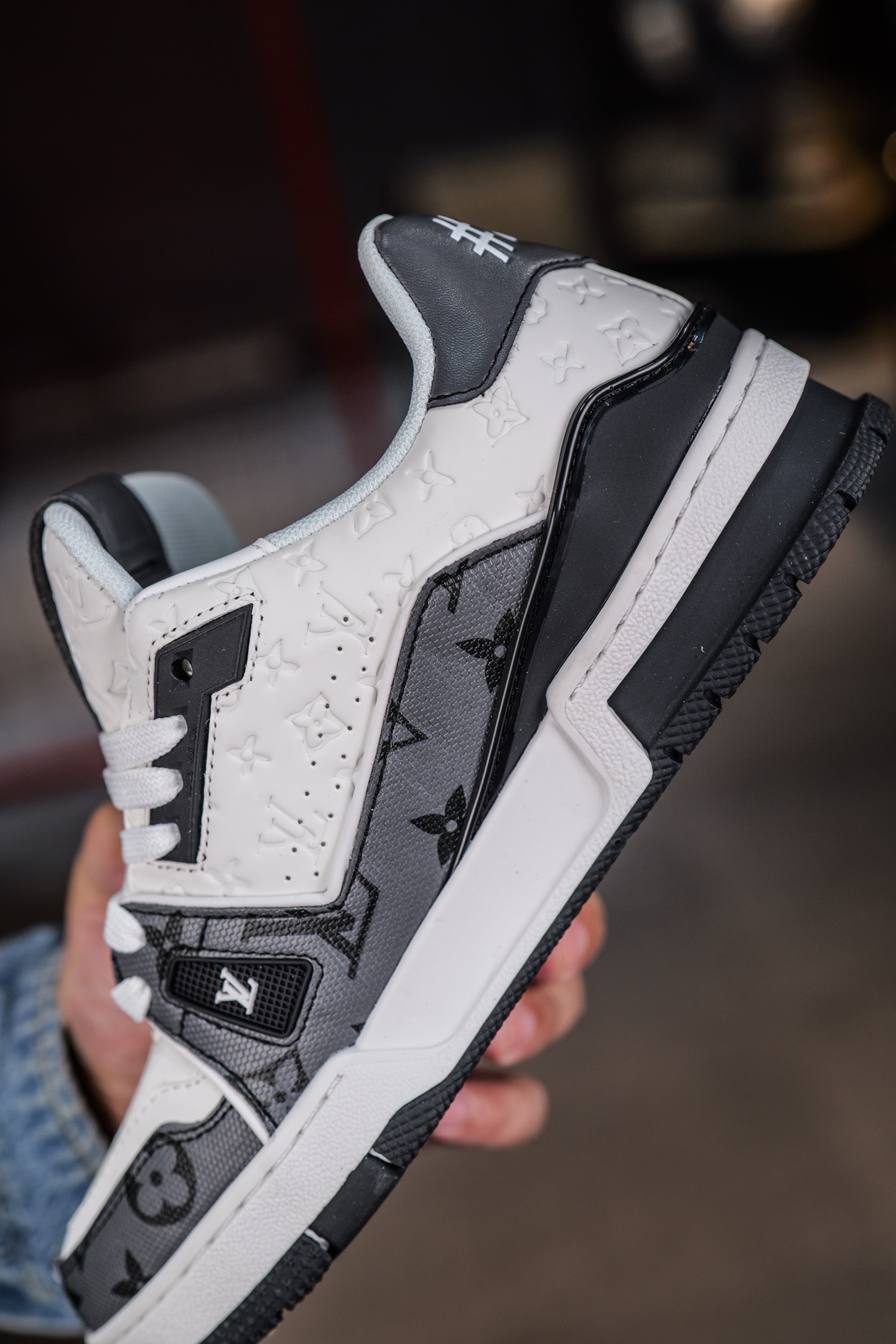 120💰L8版市面最高性价比版本💯底气十足 空胶工艺
驴家LV Trainer 原版完美楦型 品控胜过市面百分之95。
欢迎大家拿去与市面高于几十元的版本相互对比
TPU大底材料全部纯原色料打造的鞋底 区别 市面上小作坊省工料描涂漆上脚两天就掉色。
独家底磨 开发费5w+ 质感媲美原版 密集度超高 区别于同行色泽质感 意大利进口头层一刀切小牛皮 皮料厚实度韧性高于市面
垫脚聚米微料加透气英伦网布 都是按正品一比一打造开发 不偷半点料 不掺半点假
细节原版一致 可对比 全包套原版包装配件 目前市面一梯队级别
⚠市场太杂请注意混卖版本 可区别材料 版型 质感 包装配件 一切肉眼可见的细节。
尺码男女鞋35 36 37 38 39 40 41 42 43 44 45 46