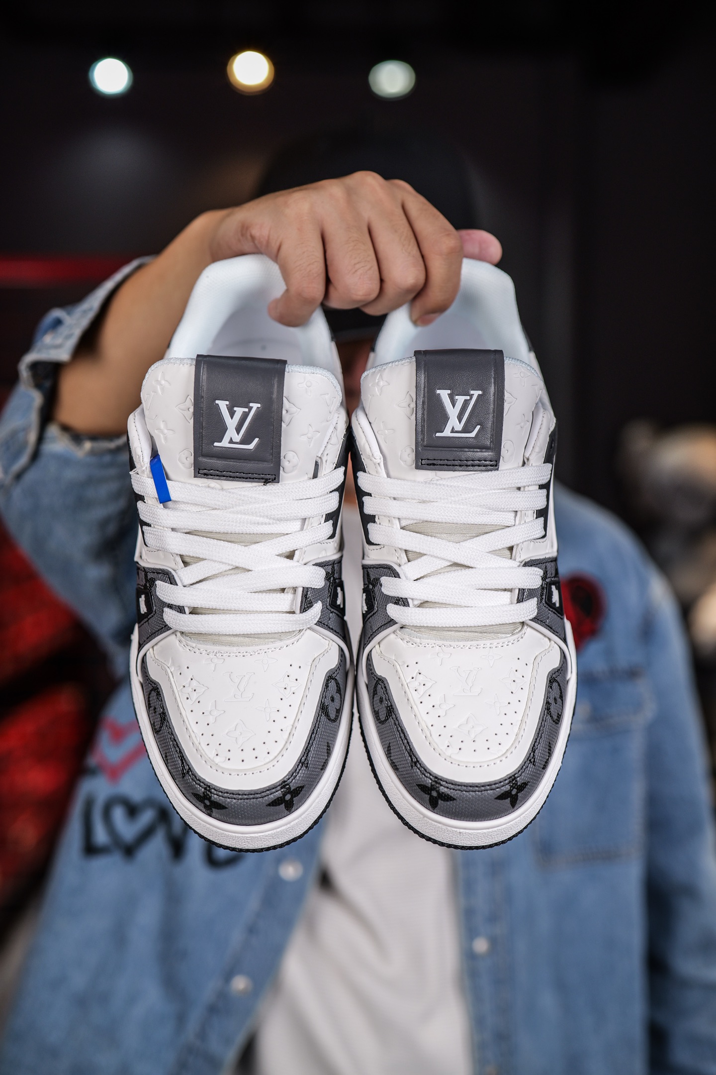 120💰L8版市面最高性价比版本💯底气十足 空胶工艺
驴家LV Trainer 原版完美楦型 品控胜过市面百分之95。
欢迎大家拿去与市面高于几十元的版本相互对比
TPU大底材料全部纯原色料打造的鞋底 区别 市面上小作坊省工料描涂漆上脚两天就掉色。
独家底磨 开发费5w+ 质感媲美原版 密集度超高 区别于同行色泽质感 意大利进口头层一刀切小牛皮 皮料厚实度韧性高于市面
垫脚聚米微料加透气英伦网布 都是按正品一比一打造开发 不偷半点料 不掺半点假
细节原版一致 可对比 全包套原版包装配件 目前市面一梯队级别
⚠市场太杂请注意混卖版本 可区别材料 版型 质感 包装配件 一切肉眼可见的细节。
尺码男女鞋35 36 37 38 39 40 41 42 43 44 45 46