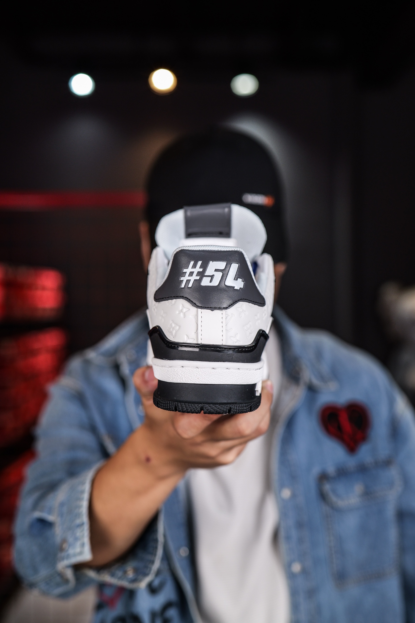 120💰L8版市面最高性价比版本💯底气十足 空胶工艺
驴家LV Trainer 原版完美楦型 品控胜过市面百分之95。
欢迎大家拿去与市面高于几十元的版本相互对比
TPU大底材料全部纯原色料打造的鞋底 区别 市面上小作坊省工料描涂漆上脚两天就掉色。
独家底磨 开发费5w+ 质感媲美原版 密集度超高 区别于同行色泽质感 意大利进口头层一刀切小牛皮 皮料厚实度韧性高于市面
垫脚聚米微料加透气英伦网布 都是按正品一比一打造开发 不偷半点料 不掺半点假
细节原版一致 可对比 全包套原版包装配件 目前市面一梯队级别
⚠市场太杂请注意混卖版本 可区别材料 版型 质感 包装配件 一切肉眼可见的细节。
尺码男女鞋35 36 37 38 39 40 41 42 43 44 45 46