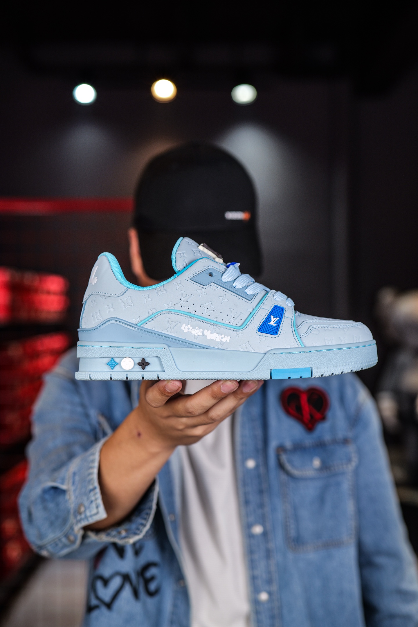 120💰L8版市面最高性价比版本💯底气十足 空胶工艺
驴家LV Trainer 原版完美楦型 品控胜过市面百分之95。
欢迎大家拿去与市面高于几十元的版本相互对比
TPU大底材料全部纯原色料打造的鞋底 区别 市面上小作坊省工料描涂漆上脚两天就掉色。
独家底磨 开发费5w+ 质感媲美原版 密集度超高 区别于同行色泽质感 意大利进口头层一刀切小牛皮 皮料厚实度韧性高于市面
垫脚聚米微料加透气英伦网布 都是按正品一比一打造开发 不偷半点料 不掺半点假
细节原版一致 可对比 全包套原版包装配件 目前市面一梯队级别
⚠市场太杂请注意混卖版本 可区别材料 版型 质感 包装配件 一切肉眼可见的细节。
尺码男女鞋35 36 37 38 39 40 41 42 43 44 45 46