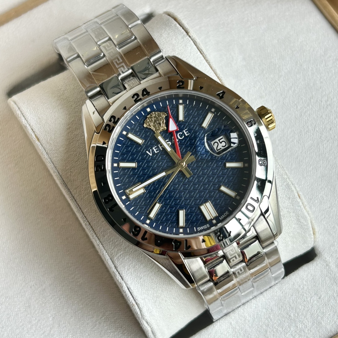 NO:158011,Versace Men's Watch Quartz Watch; imported Swiss movement, small numerical scales are printed on the Greek back pattern disc, large glass display date window at 3 o'clock, tastes the blend of quality, 12 o'clock Medusa three-dimensional avatar shows the brand style, stainless steel case. Strap, matte and polishing technology combine to highlight the brand's careful manufacturing. 50 meters of daily waterproof, imported sapphire glass material, outer diameter 41MM, first-hand spot batch, versace, versace19860909批versace 范思哲男表石英表；进口瑞士机芯,希腊回纹盘上印有小数字刻度,3点位置设有大玻璃显示日期窗品味于品质的交融,12点方向美杜莎立体头像尽显品牌风范,不锈钢表壳.表带,磨砂与抛光的工艺结合突显了品牌的精心制造.50米生活防水,进口蓝宝石玻璃材质,外径41MM,一手现货批,,versace,versace,Watch