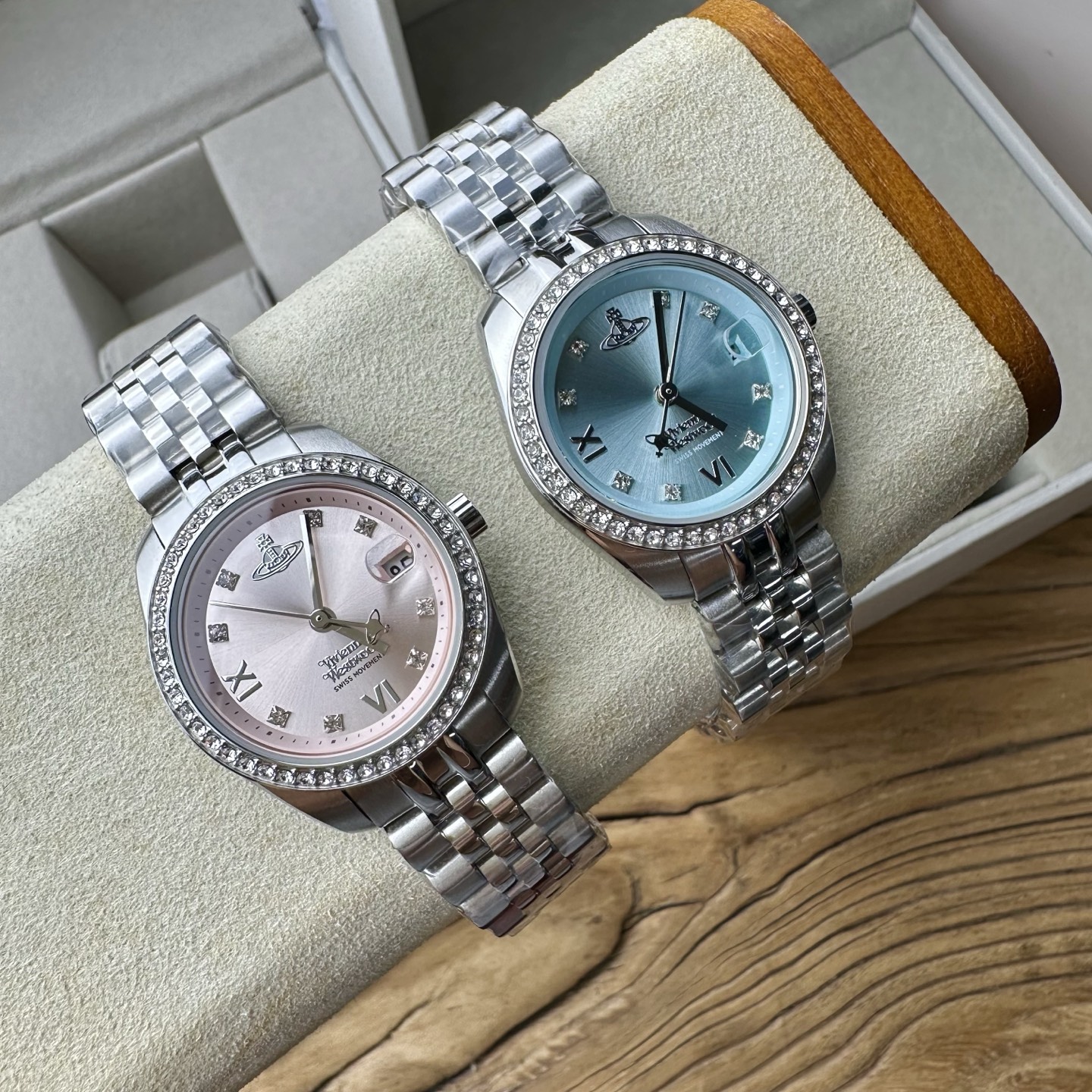 NO:157540,vivienne westwood Queen Mother Queen Mother, a new watch with a very eye-catching combination of vivienne westwood, a watch face that is inlaid with diamonds, a diameter of 28MM, 50 meters of daily waterproof, a full set of spots,19860909vivienne westwood微微安西太后女款石英表,317系列全新搭配非常靓眼的一款手表,表圈镶嵌满钻,表径28MM,50米生活防水,一手现货全套,,Watch