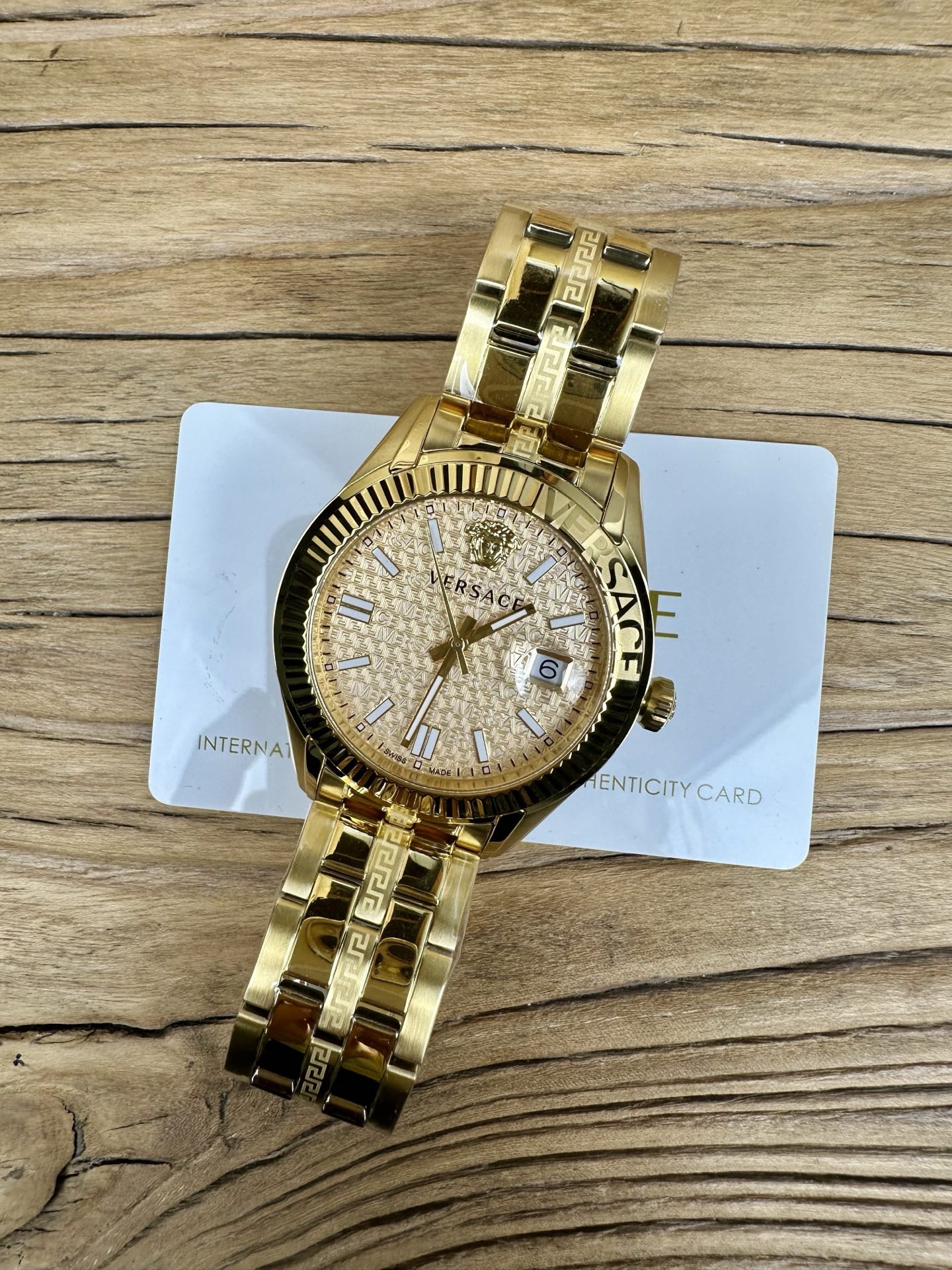 NO:158715,Versace Men's quartz watch, Versace logo and Greek back pattern alternately appear on the dial, which is psychedelic, with date windows at 3 o'clock, which adds practicality, stainless steel bracelet Greek back pattern series engraving classic texture, outer diameter 41 mm, imported Swiss quartz movement, 50 meters daily waterproof, first-hand spot batch, versace, versace19860909Versace 范思哲男款石英手表,Versace标识和希腊回纹图案在表盘上交替出现令人迷幻,3时位设有日期视窗精准读时,增添实用性,精钢表链希腊回纹串联雕刻经典质感,外径41毫米,进口瑞士石英机芯,50米生活防水,一手现货批,,versace,versace,Watch