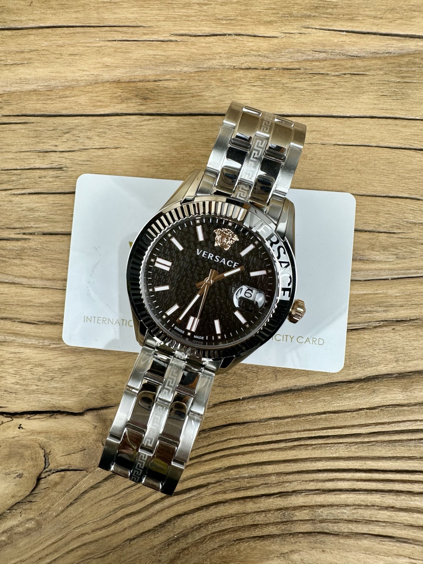 NO:158714,Versace Men's quartz watch, Versace logo and Greek back pattern alternately appear on the dial, which is psychedelic, with date windows at 3 o'clock, which adds practicality, stainless steel bracelet Greek back pattern series engraving classic texture, outer diameter 41 mm, imported Swiss quartz movement, 50 meters daily waterproof, first-hand spot batch, versace, versace19860909Versace 范思哲男款石英手表,Versace标识和希腊回纹图案在表盘上交替出现令人迷幻,3时位设有日期视窗精准读时,增添实用性,精钢表链希腊回纹串联雕刻经典质感,外径41毫米,进口瑞士石英机芯,50米生活防水,一手现货批,,versace,versace,Watch