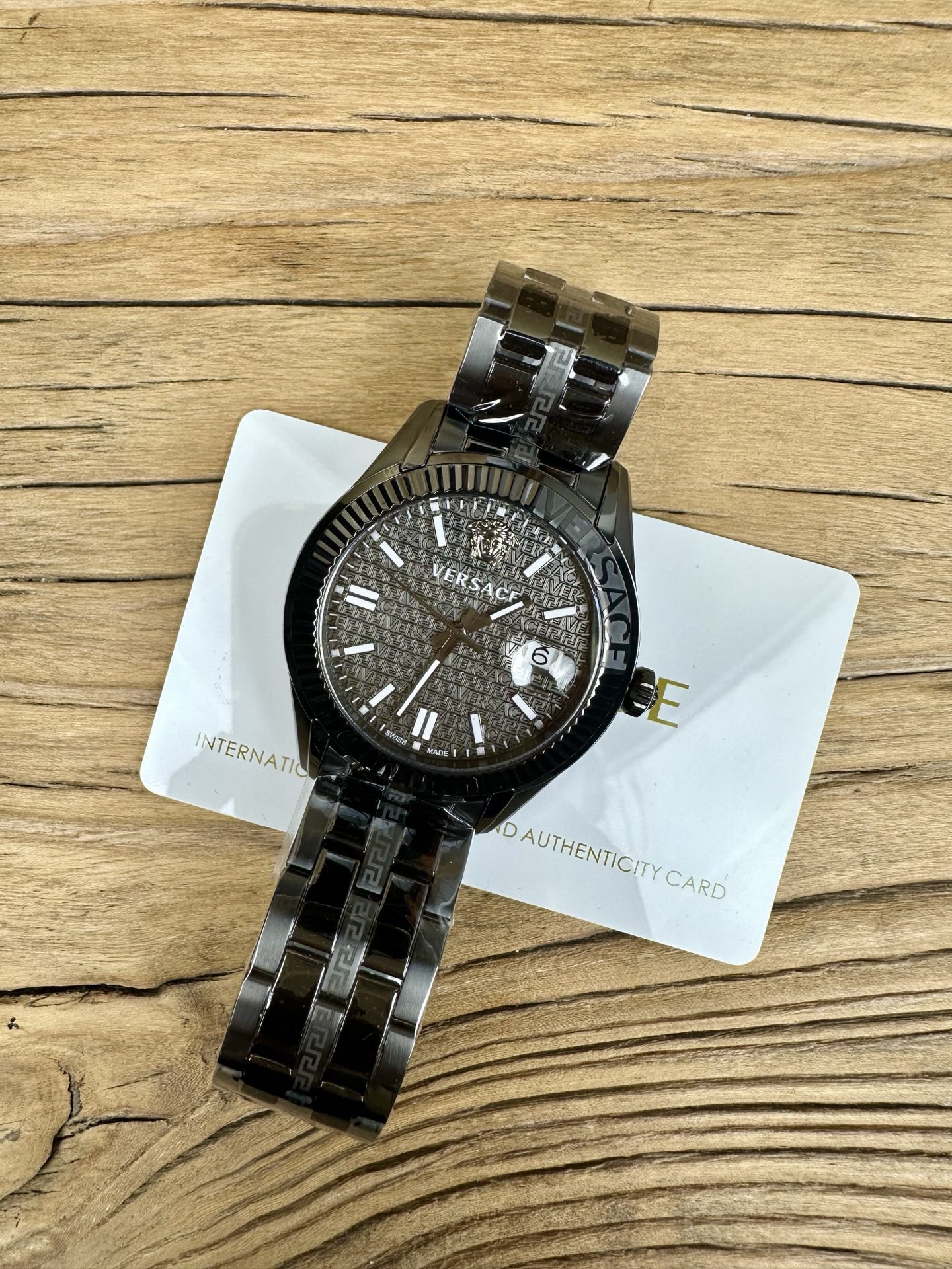 NO:158717,Versace Men's quartz watch, Versace logo and Greek back pattern alternately appear on the dial, which is psychedelic, with date windows at 3 o'clock, which adds practicality, stainless steel bracelet Greek back pattern series engraving classic texture, outer diameter 41 mm, imported Swiss quartz movement, 50 meters daily waterproof, first-hand spot batch, versace, versace19860909Versace 范思哲男款石英手表,Versace标识和希腊回纹图案在表盘上交替出现令人迷幻,3时位设有日期视窗精准读时,增添实用性,精钢表链希腊回纹串联雕刻经典质感,外径41毫米,进口瑞士石英机芯,50米生活防水,一手现货批,,versace,versace,Watch