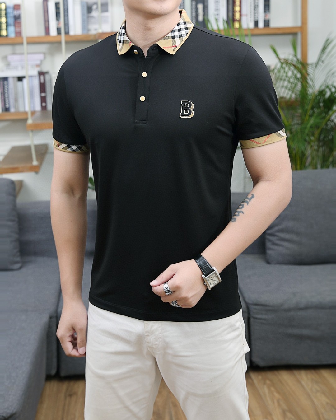 NO:160346,Burberry 25 spring and summer fashion short-sleeved mercerized beads and cotton polo lapel T-shirt POLO shirt!  Fabric selection is high-end imported garment custom-woven bead floor fabric, old-fashioned workshop garment process is fixed and dyed, extremely luxurious and special materials, all of which are superior in fabric attributes, merceration process, the fabric has extremely high gloss, delicate and natural mesh structure, perfect comfort and breathability, the touch experience is self-evident, luxurious and ultimate enjoyment!  nn buttons are natural deep-sea shell buttons. Each piece has a unique pattern and a great gloss. nn design element The overall design style of this item retains the purest and natural minimalist route of D's home. It is clean and high-end tailored to bring minimalist aesthetics to the extreme. This POLO shirt reinterprets the classic items in men's wardrobe. The classic bee logo on the chest is perfectly reshaped and perfectly presented with exquisite embroidery body. The classic ring contrasting elements inside the back collar are cleverly used to match the collar and cuffs. The visual sense is very strong, full of youthfulness and vitality, which enhances the sense of fashion, making the shape more advanced and fashionable, showing a distinct fashion proposition!  nThe details show high-end features, the two-button open-closed placket, exquisite shell buckle embellishment, paired with a small lapel design, age-reducing and fashionable, full of vitality and easy to highlight the temperament. The upper body effect is capable and neat, and it has both shapes. It is a versatile and practical POLO shirt!  n Color: white and black!  Size M-3XLM size, shoulder width 43, bust 98, sleeve length 20, clothing length 68 (please report height and weight if order),,burberry,dior,T-shirt,tees,t-shirt,alexander wang19860909巴宝莉 25春夏时装款短袖丝光珠地棉马球翻领T恤POLO衫！面料甄选高级进口成衣定织珠地面料,老牌工坊成衣工序定织定染,极为奢华特殊的材质,面料属性皆为上乘,丝光工艺处理,面料光泽度极高,网眼结构细腻自然,舒适性与透气性完美兼备,触感体验不言而喻,奢华极致享受！nn纽扣为天然深海贝壳扣,每粒都有着独一无二的纹路,光泽感极好.nn设计元素该款单品整体的设计风格,保留D家最纯粹且自然的极简路线,干净且高级剪裁,将极简主义美学发挥到极致.这款POLO衫重新诠释男士衣橱里的经典单品.胸前经典蜜蜂标识得到完美重塑演绎,以精致的刺绣体完美呈现,后领内经典环撞色元素,结合领部与袖口皆巧妙运用撞色处理形成呼应,视觉感极强,充满年轻态且活力感,提升了时尚感,让造型变得更具高级和时髦,展现出极具鲜明时尚主张！n细节之处尽显高级,两扣开合门襟,精致贝壳扣点缀,搭配小翻领设计,减龄又时髦,充满活力且极易凸显出气质感,上身效果干练利落,型格兼具,百搭实穿性极好的一款POLO衫！n颜色:白黑两色！ 尺码M-3XLM码 肩宽43 胸围98 袖长20 衣长68（下单请报身高体重）,,burberry,dior,T-shirt,tees，t-shirt,alexander wang,Men's clothing