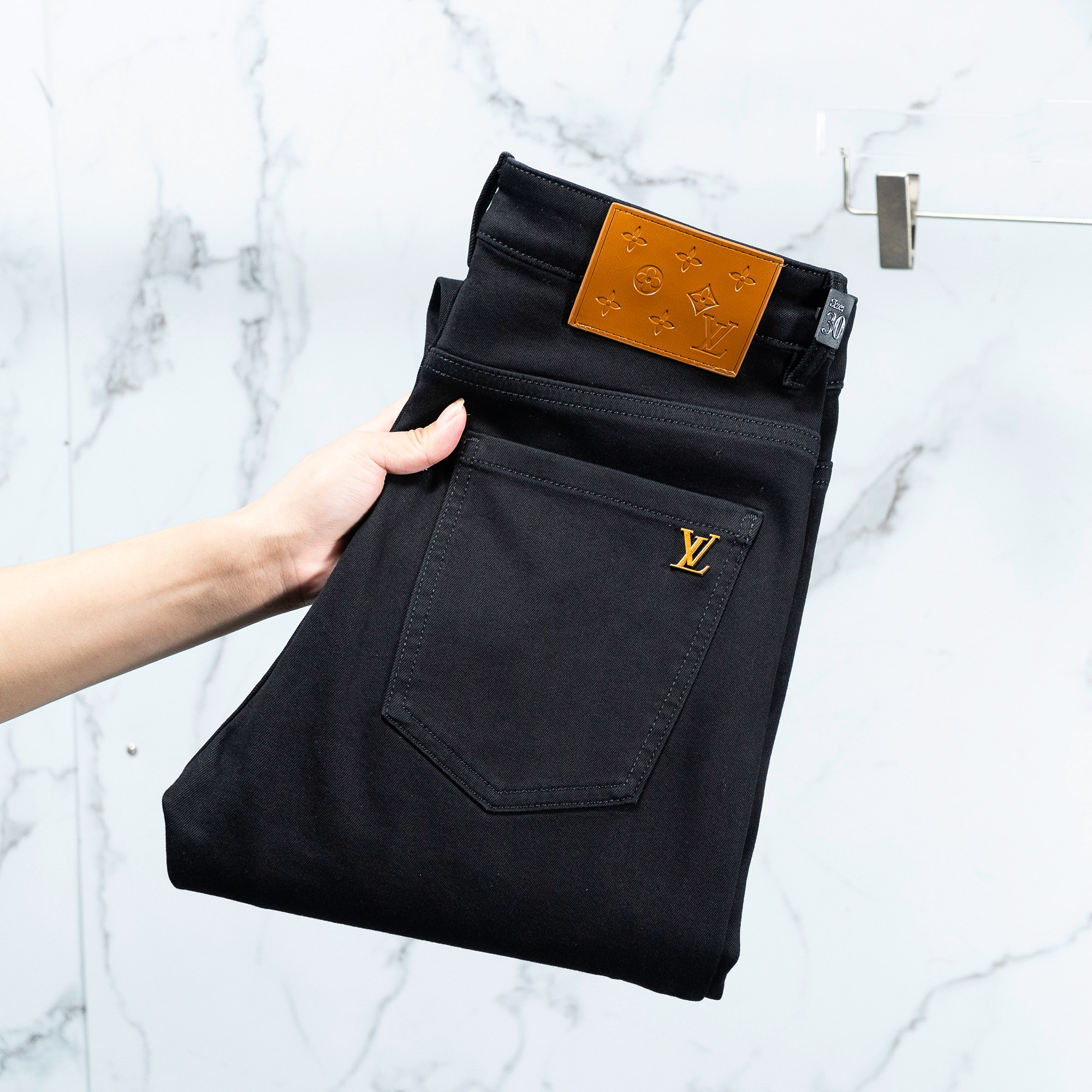 NO:420290,Lv Men's Jeans Original Original Clothing Original Wash Water!  Imported original wash elastic fabrics, complex handicrafts superimposed, any wash process will become a completely different color effect after a few more seconds, so it is more precious, especially long-lasting and odor-resistant... Use the best tannin elastic texture, genuine leather leather cards, high-quality metal accessories... to create a unique and original jeans style!  Original hardware accessories, super positive style, comfortable and breathable, extremely high grade, counter quality, and handsome upper body. Number of codes 29-38,,louis vuitton,jeans,alexander wang19860909Lv 男士牛仔裤原厂原布原洗水！进口原版水洗弹力面料,复杂的手工艺叠加,任何一个洗水环节多停留几秒都会变成完全不一样的颜色效果,所以越加珍贵,特别持久、耐味…… 选用上乘的丹宁弹力质感,真皮皮牌、高定的金属辅料……打造出独特及原创的牛仔裤款型！原版五金辅料,版型超正,舒适透气,档次极高,专柜品质,上身帅气十足. 码数29-38,,louis vuitton,jeans,alexander wang,Men's clothing