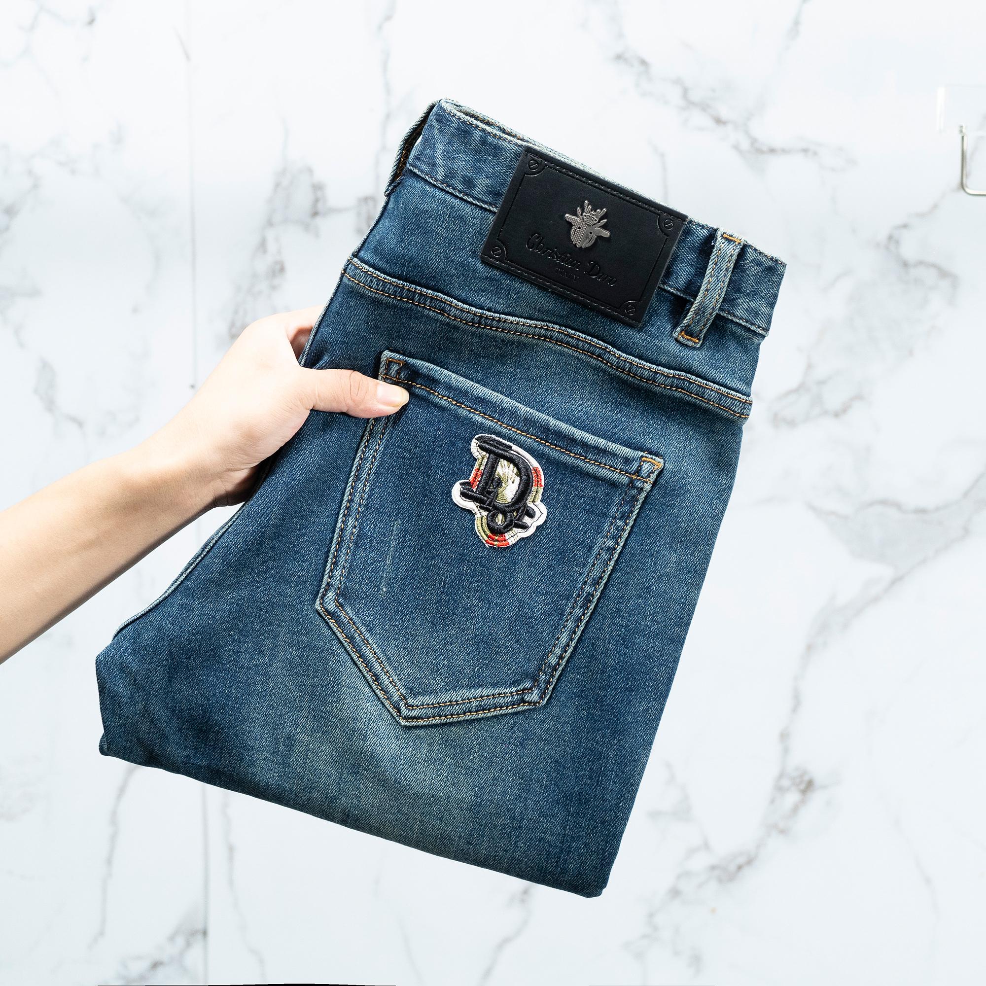 NO:420349,Dior Men's jeans original original cloth original wash water!  Imported original washing elastic fabrics, complex handicrafts superimposed, any washing step will become a completely different color effect after a few more seconds, so it is more precious, especially long-lasting and odor-resistant... Use the best tannin elastic texture, genuine leather leather cards, high-quality metal accessories... to create a unique and original jeans style!  Original hardware accessories, super positive style, comfortable and breathable, extremely high grade, counter quality, and handsome upper body. Number of codes 29-38,,dior,jeans,alexander wang19860909迪奥 男士牛仔裤原厂原布原洗水！进口原版水洗弹力面料,复杂的手工艺叠加,任何一个洗水环节多停留几秒都会变成完全不一样的颜色效果,所以越加珍贵,特别持久、耐味…… 选用上乘的丹宁弹力质感,真皮皮牌、高定的金属辅料……打造出独特及原创的牛仔裤款型！原版五金辅料,版型超正,舒适透气,档次极高,专柜品质,上身帅气十足. 码数29-38,,dior,jeans,alexander wang,Men's clothing