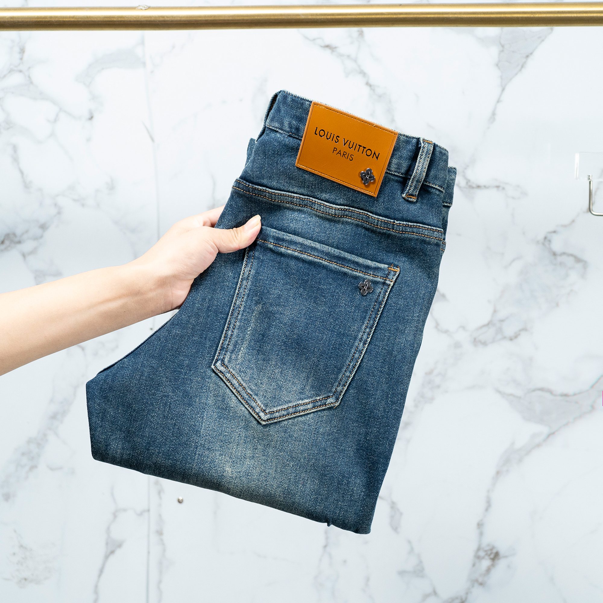 NO:420358,LV men's jeans original original cloth original wash water!  Imported original wash elastic fabrics, complex handicrafts superimposed, any wash process will become a completely different color effect after a few more seconds, so it is more precious, especially long-lasting and odor-resistant... Use the best tannin elastic texture, genuine leather leather cards, high-quality metal accessories... to create a unique and original jeans style!  Original hardware accessories, super positive style, comfortable and breathable, extremely high grade, counter quality, and handsome upper body. Number of codes 29-38,,louis vuitton,jeans,alexander wang19860909LV 男士牛仔裤原厂原布原洗水！进口原版水洗弹力面料,复杂的手工艺叠加,任何一个洗水环节多停留几秒都会变成完全不一样的颜色效果,所以越加珍贵,特别持久、耐味…… 选用上乘的丹宁弹力质感,真皮皮牌、高定的金属辅料……打造出独特及原创的牛仔裤款型！原版五金辅料,版型超正,舒适透气,档次极高,专柜品质,上身帅气十足. 码数29-38,,louis vuitton,jeans,alexander wang,Men's clothing