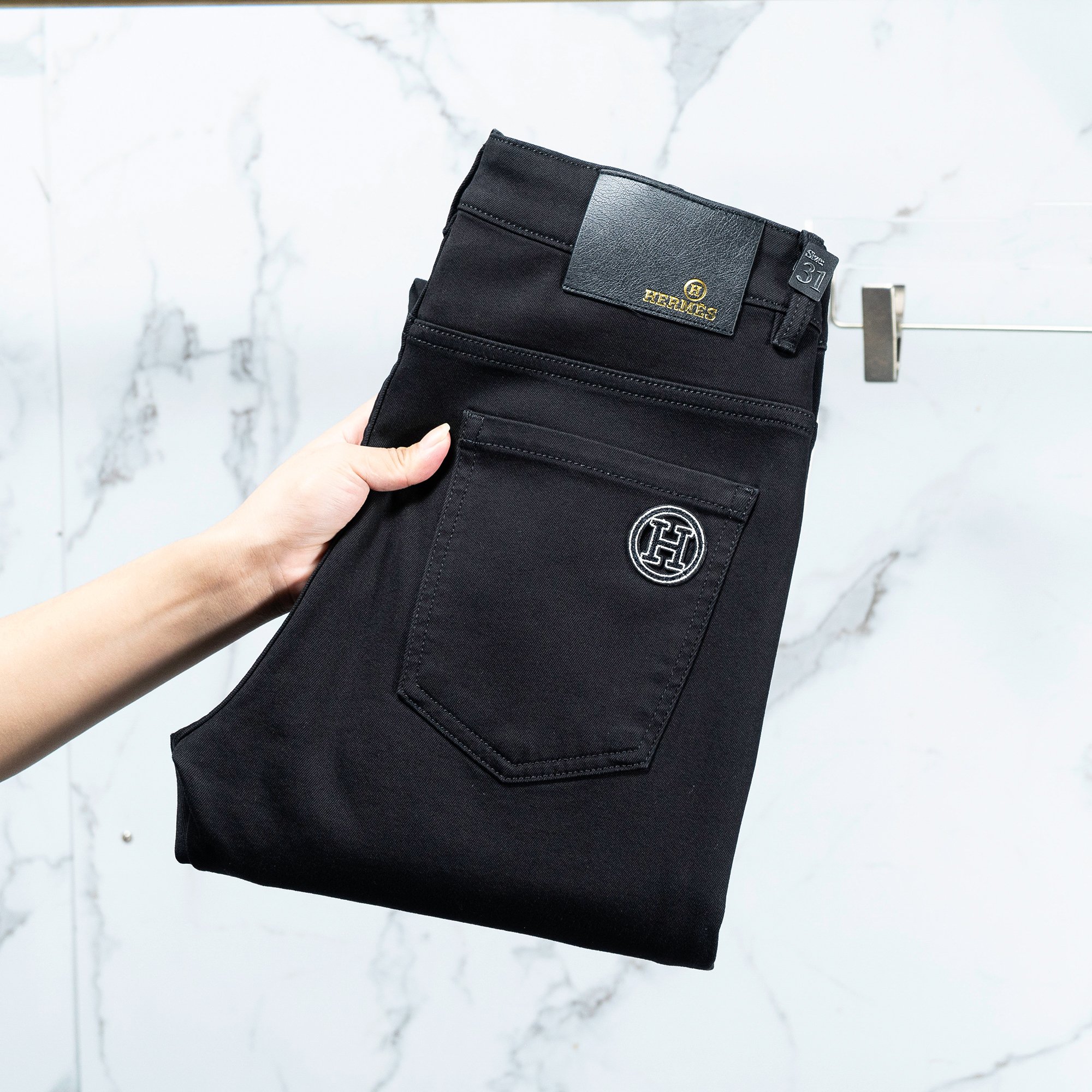 NO:420321,Hermes men's jeans original original cloth original wash water!  Imported original wash elastic fabrics, complex handicrafts superimposed, any wash process will become a completely different color effect after a few more seconds, so it is more precious, especially long-lasting and odor-resistant... Use the best tannin elastic texture, genuine leather leather cards, high-quality metal accessories... to create a unique and original jeans style!  Original hardware and accessories, super positive style, comfortable and breathable, extremely high grade, counter quality, and handsome upper body. Number of numbers 29-38, hermes, jeans, alexander wang19860909爱马仕 男士牛仔裤原厂原布原洗水！进口原版水洗弹力面料,复杂的手工艺叠加,任何一个洗水环节多停留几秒都会变成完全不一样的颜色效果,所以越加珍贵,特别持久、耐味…… 选用上乘的丹宁弹力质感,真皮皮牌、高定的金属辅料……打造出独特及原创的牛仔裤款型！原版五金辅料,版型超正,舒适透气,档次极高,专柜品质,上身帅气十足. 码数29-38,,hermes,jeans,alexander wang,Men's clothing