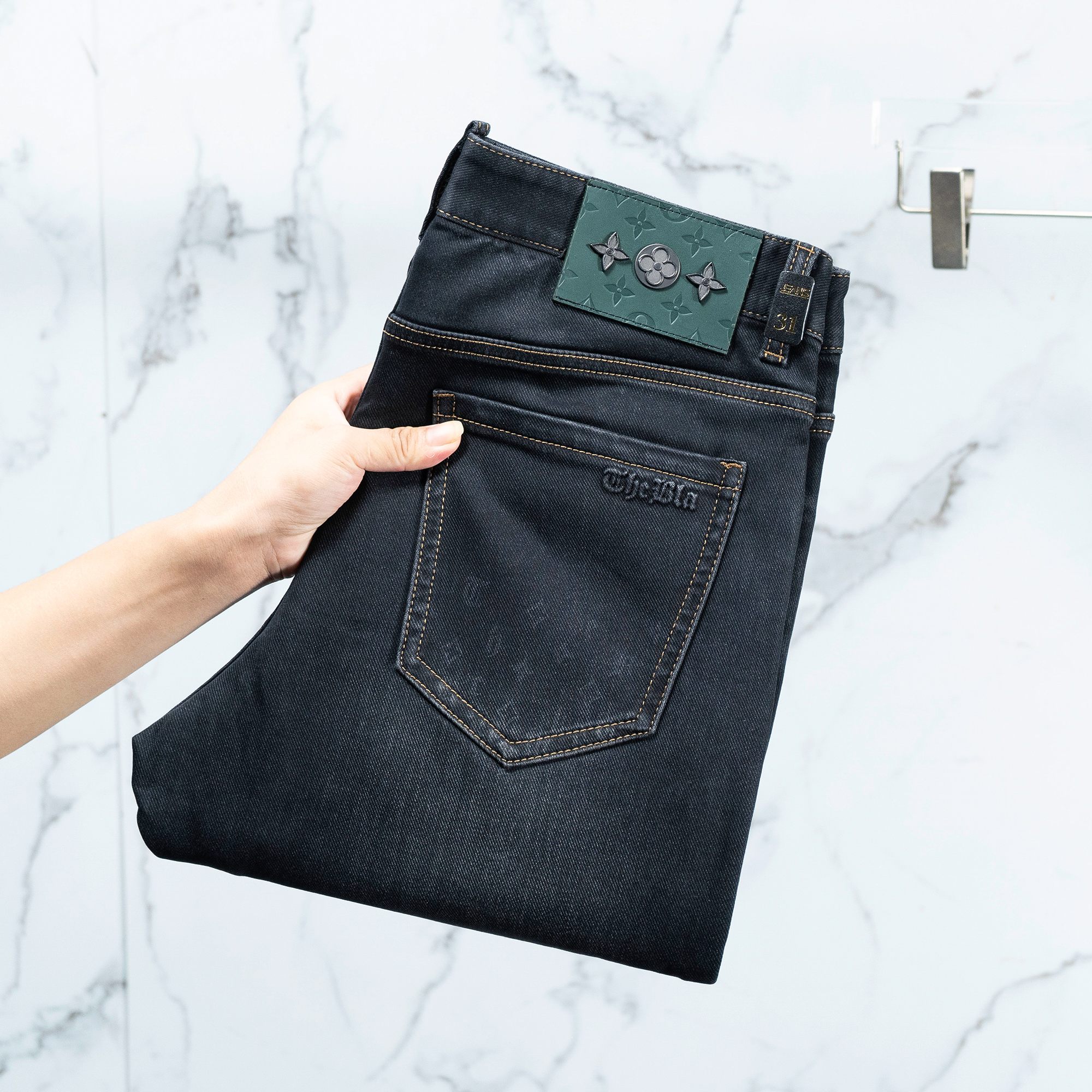 NO:420365,LV men's jeans original original cloth original wash water!  Imported original washing elastic fabrics, complex handicrafts superimposed, any washing step will become a completely different color effect after a few more seconds, so it is more precious, especially long-lasting and odor-resistant... Use the best tannin elastic texture, genuine leather leather cards, high-quality metal accessories... to create a unique and original jeans style!  Original hardware accessories, super positive style, comfortable and breathable, extremely high grade, counter quality, and handsome upper body. Number of codes 29-38,,louis vuitton,jeans,alexander wang19860909LV 男士牛仔裤原厂原布原洗水！进口原版水洗弹力面料,复杂的手工艺叠加,任何一个洗水环节多停留几秒都会变成完全不一样的颜色效果,所以越加珍贵,特别持久、耐味…… 选用上乘的丹宁弹力质感,真皮皮牌、高定的金属辅料……打造出独特及原创的牛仔裤款型！原版五金辅料,版型超正,舒适透气,档次极高,专柜品质,上身帅气十足. 码数29-38,,louis vuitton,jeans,alexander wang,Men's clothing