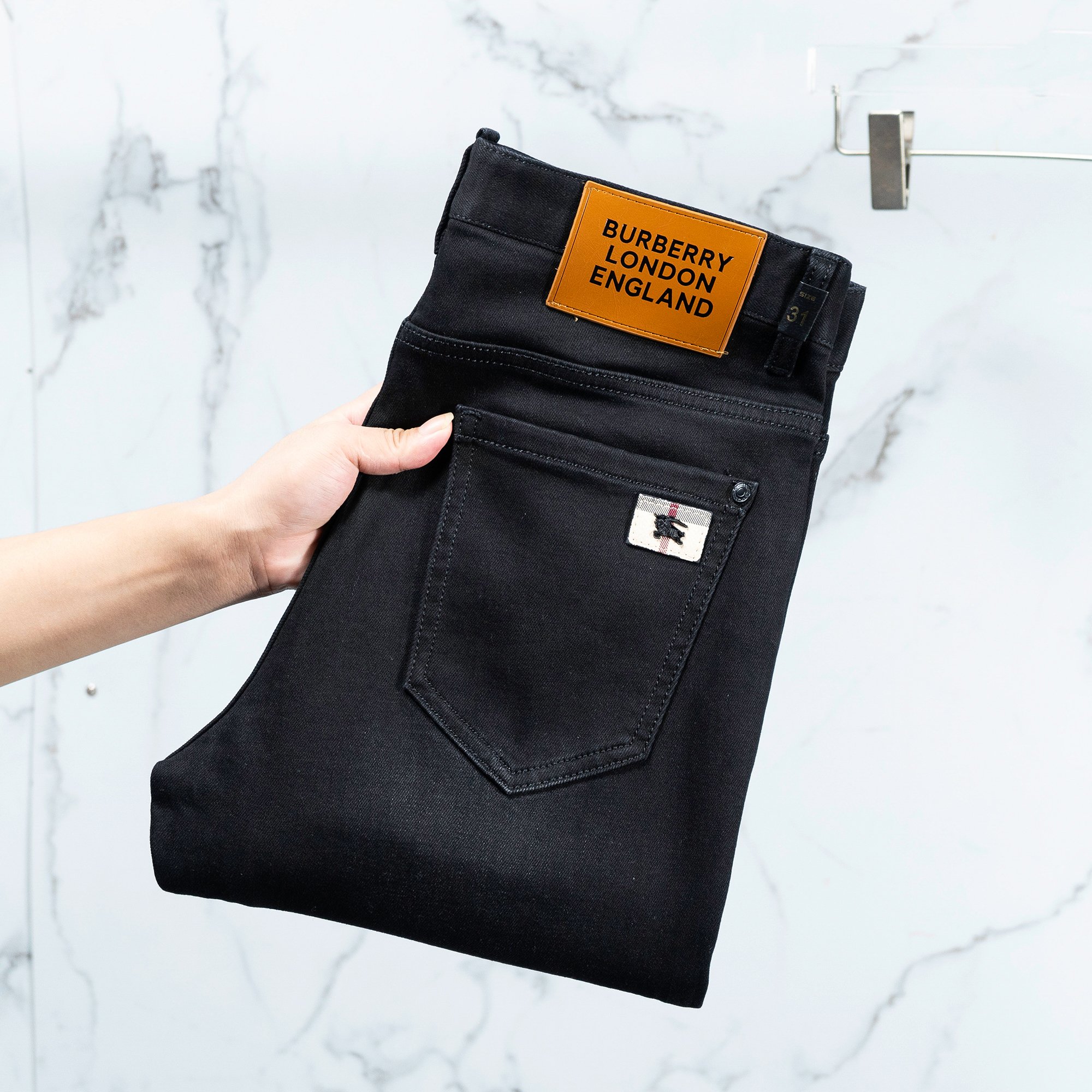 NO:119402,Burberry men's jeans original original cloth original wash water!  Imported original wash elastic fabrics, complex handicrafts superimposed, any wash process will become a completely different color effect after a few more seconds, so it is more precious, especially long-lasting and odor-resistant... Use the best tannin elastic texture, genuine leather leather cards, high-quality metal accessories... to create a unique and original jeans style!  Original hardware accessories, super positive style, comfortable and breathable, extremely high grade, counter quality, and handsome upper body. Number of codes 29-38, burberry, jeans, alexander wang19860909巴宝莉 男士牛仔裤原厂原布原洗水！进口原版水洗弹力面料,复杂的手工艺叠加,任何一个洗水环节多停留几秒都会变成完全不一样的颜色效果,所以越加珍贵,特别持久、耐味…… 选用上乘的丹宁弹力质感,真皮皮牌、高定的金属辅料……打造出独特及原创的牛仔裤款型！原版五金辅料,版型超正,舒适透气,档次极高,专柜品质,上身帅气十足. 码数29-38,,burberry,jeans,alexander wang,Men's clothing