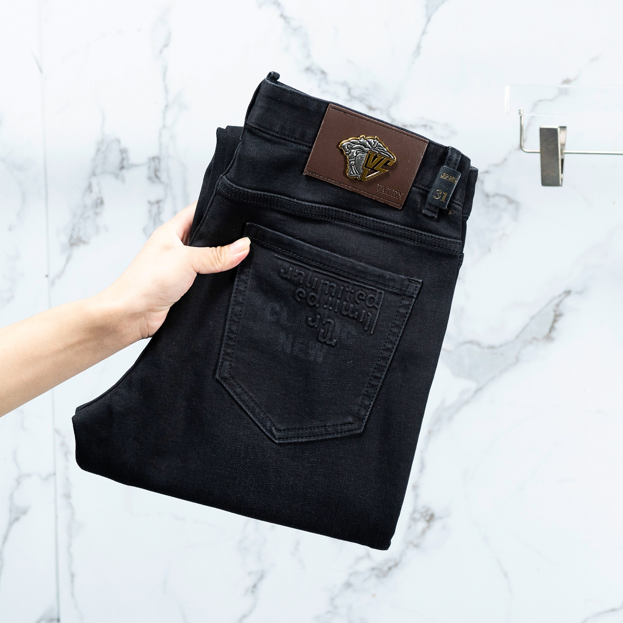 NO:420357,Versace Men's jeans original original cloth original wash water!  Imported original washing elastic fabrics, complex handicrafts superimposed, any washing step will become a completely different color effect after a few more seconds, so it is more precious, especially long-lasting and odor-resistant... Use the best tannin elastic texture, genuine leather leather cards, high-quality metal accessories... to create a unique and original jeans style!  Original hardware accessories, super positive style, comfortable and breathable, extremely high grade, counter quality, and handsome upper body. Number of 29-38, versace, jeans, alexander wang19860909范思哲 男士牛仔裤原厂原布原洗水！进口原版水洗弹力面料,复杂的手工艺叠加,任何一个洗水环节多停留几秒都会变成完全不一样的颜色效果,所以越加珍贵,特别持久、耐味…… 选用上乘的丹宁弹力质感,真皮皮牌、高定的金属辅料……打造出独特及原创的牛仔裤款型！原版五金辅料,版型超正,舒适透气,档次极高,专柜品质,上身帅气十足. 码数29-38,,versace,jeans,alexander wang,Men's clothing