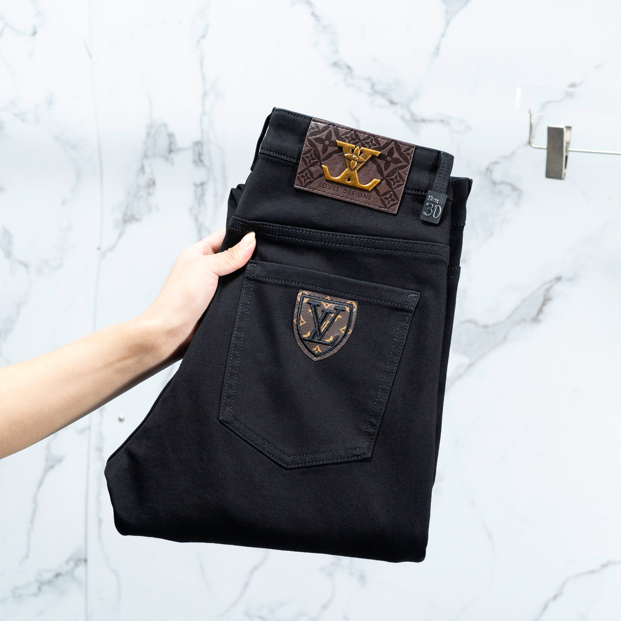 NO:420294,LV men's jeans original original cloth original wash water!  Imported original wash elastic fabrics, complex handicrafts superimposed, any wash process will become a completely different color effect after a few more seconds, so it is more precious, especially long-lasting and odor-resistant... Use the best tannin elastic texture, genuine leather leather cards, high-quality metal accessories... to create a unique and original jeans style!  Original hardware accessories, super positive style, comfortable and breathable, extremely high grade, counter quality, and handsome upper body. Number of codes 29-38,,louis vuitton,jeans,alexander wang19860909LV 男士牛仔裤原厂原布原洗水！进口原版水洗弹力面料,复杂的手工艺叠加,任何一个洗水环节多停留几秒都会变成完全不一样的颜色效果,所以越加珍贵,特别持久、耐味…… 选用上乘的丹宁弹力质感,真皮皮牌、高定的金属辅料……打造出独特及原创的牛仔裤款型！原版五金辅料,版型超正,舒适透气,档次极高,专柜品质,上身帅气十足. 码数29-38,,louis vuitton,jeans,alexander wang,Men's clothing