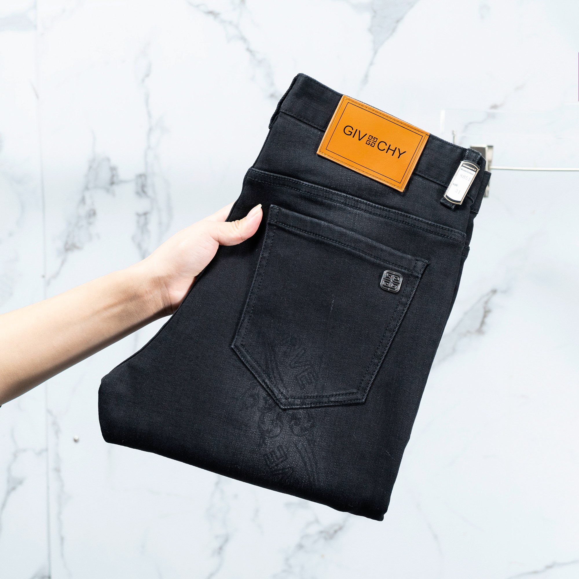 NO:420306,Givenchy men's jeans original original cloth original washing water!  Imported original wash elastic fabrics, complex handicrafts superimposed, any wash process will become a completely different color effect after a few more seconds, so it is more precious, especially long-lasting and odor-resistant... Use the best tannin elastic texture, genuine leather leather cards, high-quality metal accessories... to create a unique and original jeans style!  Original hardware accessories, super positive style, comfortable and breathable, extremely high grade, counter quality, and handsome upper body. Number of codes 29-38, given jeans, alexander wang19860909纪梵希 男士牛仔裤原厂原布原洗水！进口原版水洗弹力面料,复杂的手工艺叠加,任何一个洗水环节多停留几秒都会变成完全不一样的颜色效果,所以越加珍贵,特别持久、耐味…… 选用上乘的丹宁弹力质感,真皮皮牌、高定的金属辅料……打造出独特及原创的牛仔裤款型！原版五金辅料,版型超正,舒适透气,档次极高,专柜品质,上身帅气十足. 码数29-38,,givenchy,jeans,alexander wang,Men's clothing