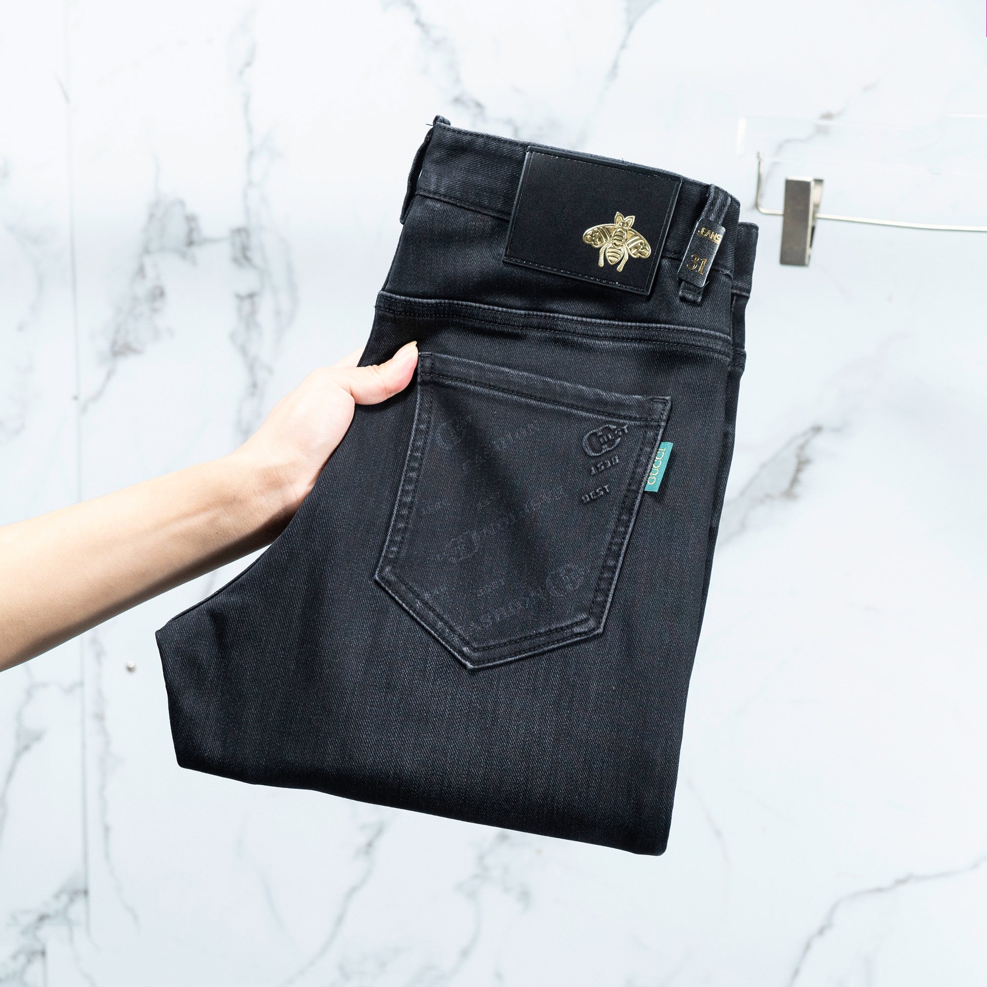 NO:420319,Gucci men's jeans original original cloth original washing water!  Imported original wash elastic fabrics, complex handicrafts superimposed, any wash process will become a completely different color effect after a few more seconds, so it is more precious, especially long-lasting and odor-resistant... Use the best tannin elastic texture, genuine leather leather cards, high-quality metal accessories... to create a unique and original jeans style!  Original hardware accessories, super positive style, comfortable and breathable, extremely high grade, counter quality, and handsome upper body. Number of codes 29-38, gucci, jeans, alexander wang19860909古驰 男士牛仔裤原厂原布原洗水！进口原版水洗弹力面料,复杂的手工艺叠加,任何一个洗水环节多停留几秒都会变成完全不一样的颜色效果,所以越加珍贵,特别持久、耐味…… 选用上乘的丹宁弹力质感,真皮皮牌、高定的金属辅料……打造出独特及原创的牛仔裤款型！原版五金辅料,版型超正,舒适透气,档次极高,专柜品质,上身帅气十足. 码数29-38,,gucci,jeans,alexander wang,Men's clothing