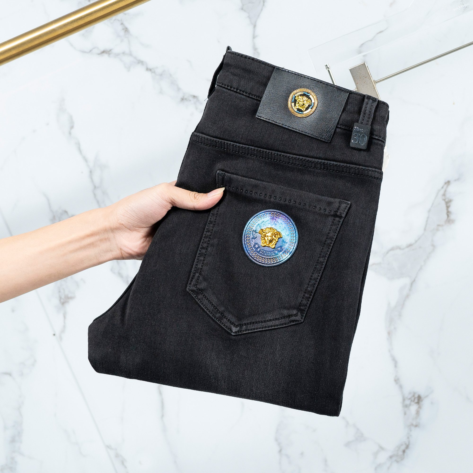 NO:420331,Versace Men's jeans original original cloth original wash water!  Imported original wash elastic fabrics, complex handicrafts superimposed, any wash process will become a completely different color effect after a few more seconds, so it is more precious, especially long-lasting and odor-resistant... Use the best tannin elastic texture, genuine leather leather cards, high-quality metal accessories... to create a unique and original jeans style!  Original hardware accessories, super positive style, comfortable and breathable, extremely high grade, counter quality, and handsome upper body. Number of 29-38, versace, jeans, alexander wang19860909范思哲 男士牛仔裤原厂原布原洗水！进口原版水洗弹力面料,复杂的手工艺叠加,任何一个洗水环节多停留几秒都会变成完全不一样的颜色效果,所以越加珍贵,特别持久、耐味…… 选用上乘的丹宁弹力质感,真皮皮牌、高定的金属辅料……打造出独特及原创的牛仔裤款型！原版五金辅料,版型超正,舒适透气,档次极高,专柜品质,上身帅气十足. 码数29-38,,versace,jeans,alexander wang,Men's clothing