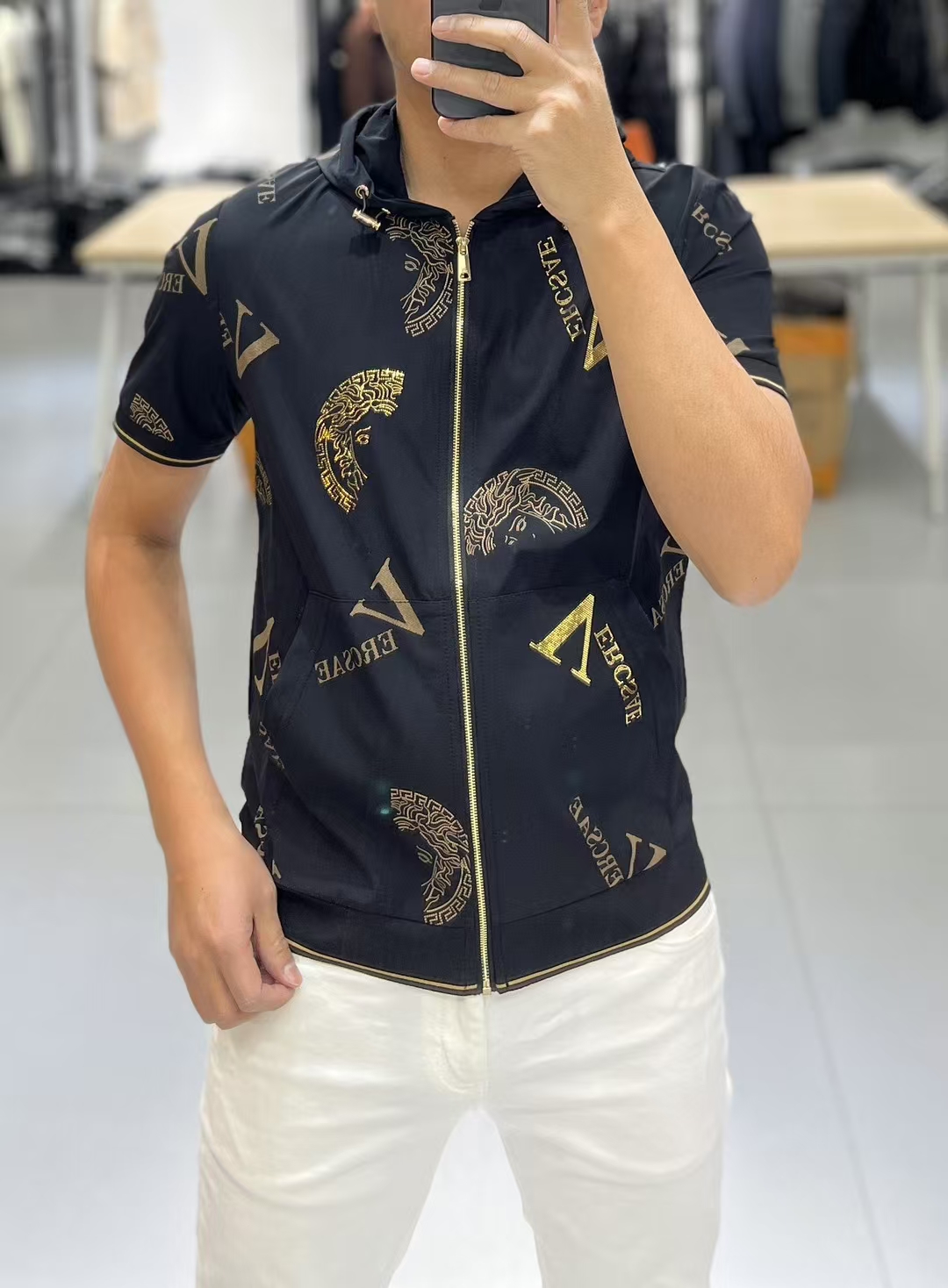 NO:116117,High-quality Versace 1960ss spring and summer counter fashionable hooded cardigan T-shirt, casual and fashionable outside, essential for inner wear, comfortable and beautiful, visible on the upper body, customized imported high-end fabric, delicate and silky feel, close-fitting and comfortable without thorning, fashionable and stylish counter logo design is very unique, original quality and craftsmanship, perfect three-dimensional slim tailoring, lock edge sewing plates are very rigorous and exquisite, absolutely first-line OEM requirements!  Don't miss it, male gods!  Complete three standards!  Size M-3XL (model 176/catties upper body L size), versace,tees,t-shirt,hats,alexander wang19860909高品质 范思哲 1960ss春夏专柜时尚大爆款连帽开衫T恤,休闲时尚外穿 内搭必备款,舒适好看上身可见 定制进口高端面料,手感细腻丝滑,贴身舒适不扎肉,穿着时尚有型专柜标志设计非常独特,原版品质与工艺 完美立体修身剪裁 锁边缝盘都非常严谨考究 绝对一线代工要求！男神们别错过！ 三标齐全！尺码 M-3XL（模特176/斤上身L码）,,versace,tees，t-shirt,hats,alexander wang,Men's clothing