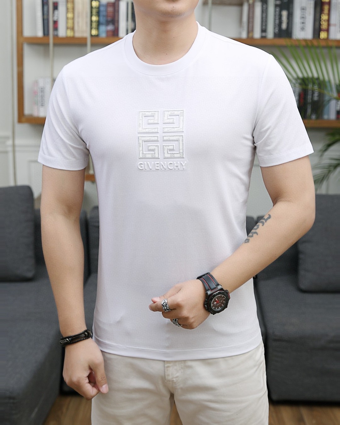 🔥纪梵希/Givenc*y.
2025春夏新品主推男士圆领短袖，意大利原厂订单渠道，极具个性高级风，胸前