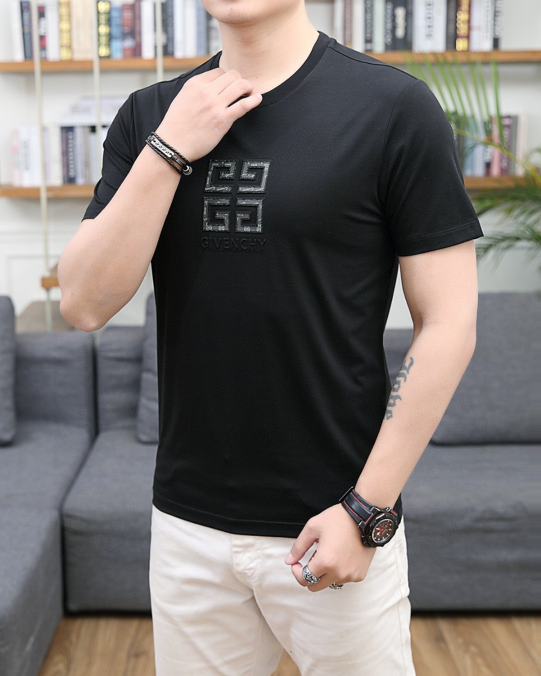 🔥纪梵希/Givenc*y.
2025春夏新品主推男士圆领短袖，意大利原厂订单渠道，极具个性高级风，胸前