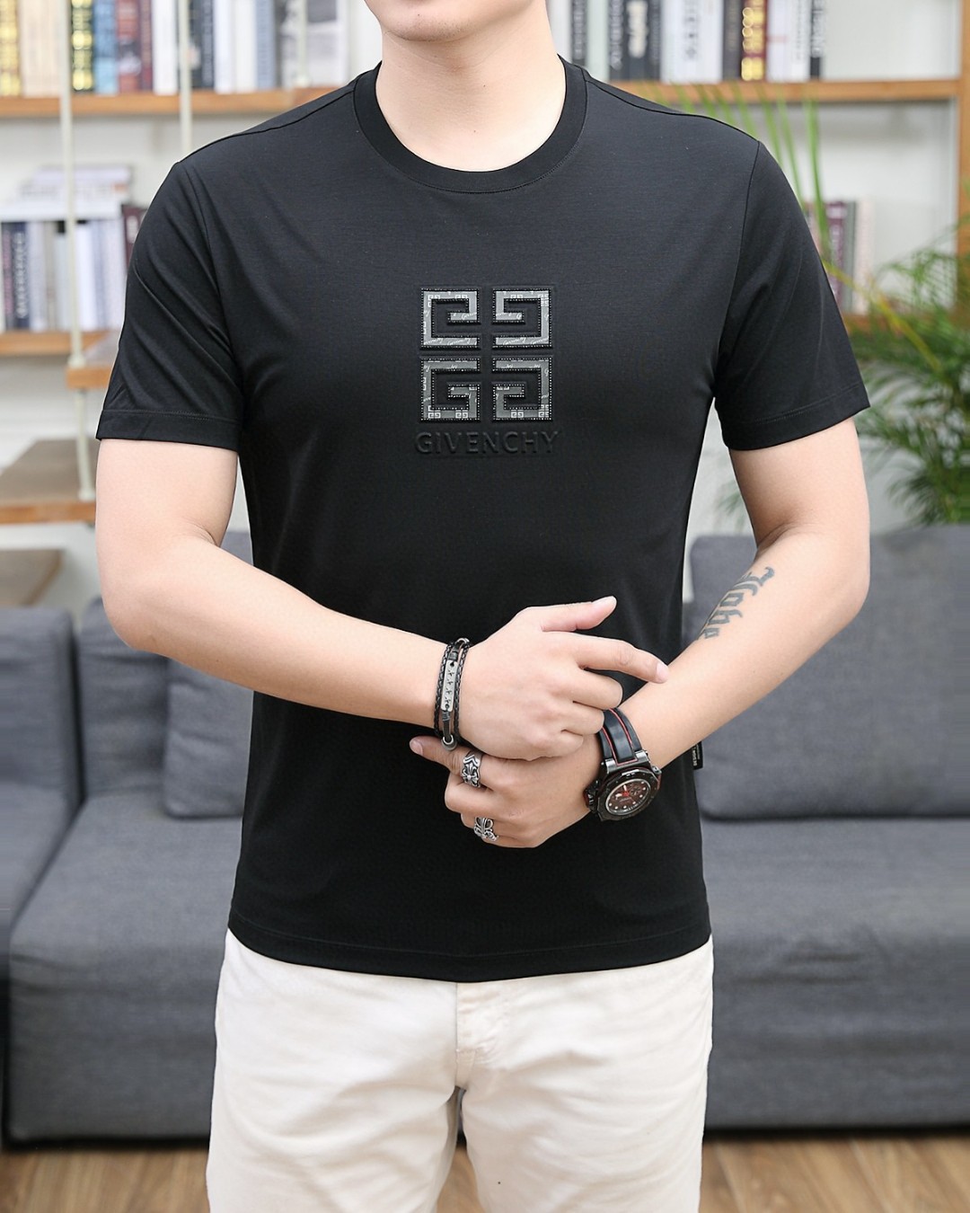 🔥纪梵希/Givenc*y.
2025春夏新品主推男士圆领短袖，意大利原厂订单渠道，极具个性高级风，胸前