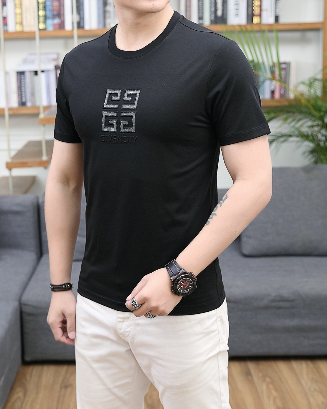 🔥纪梵希/Givenc*y.
2025春夏新品主推男士圆领短袖，意大利原厂订单渠道，极具个性高级风，胸前
