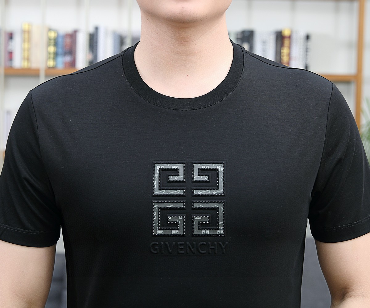 🔥纪梵希/Givenc*y.
2025春夏新品主推男士圆领短袖，意大利原厂订单渠道，极具个性高级风，胸前
