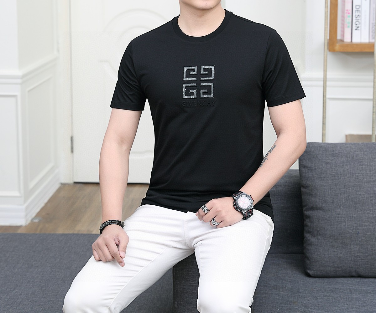 🔥纪梵希/Givenc*y.
2025春夏新品主推男士圆领短袖，意大利原厂订单渠道，极具个性高级风，胸前