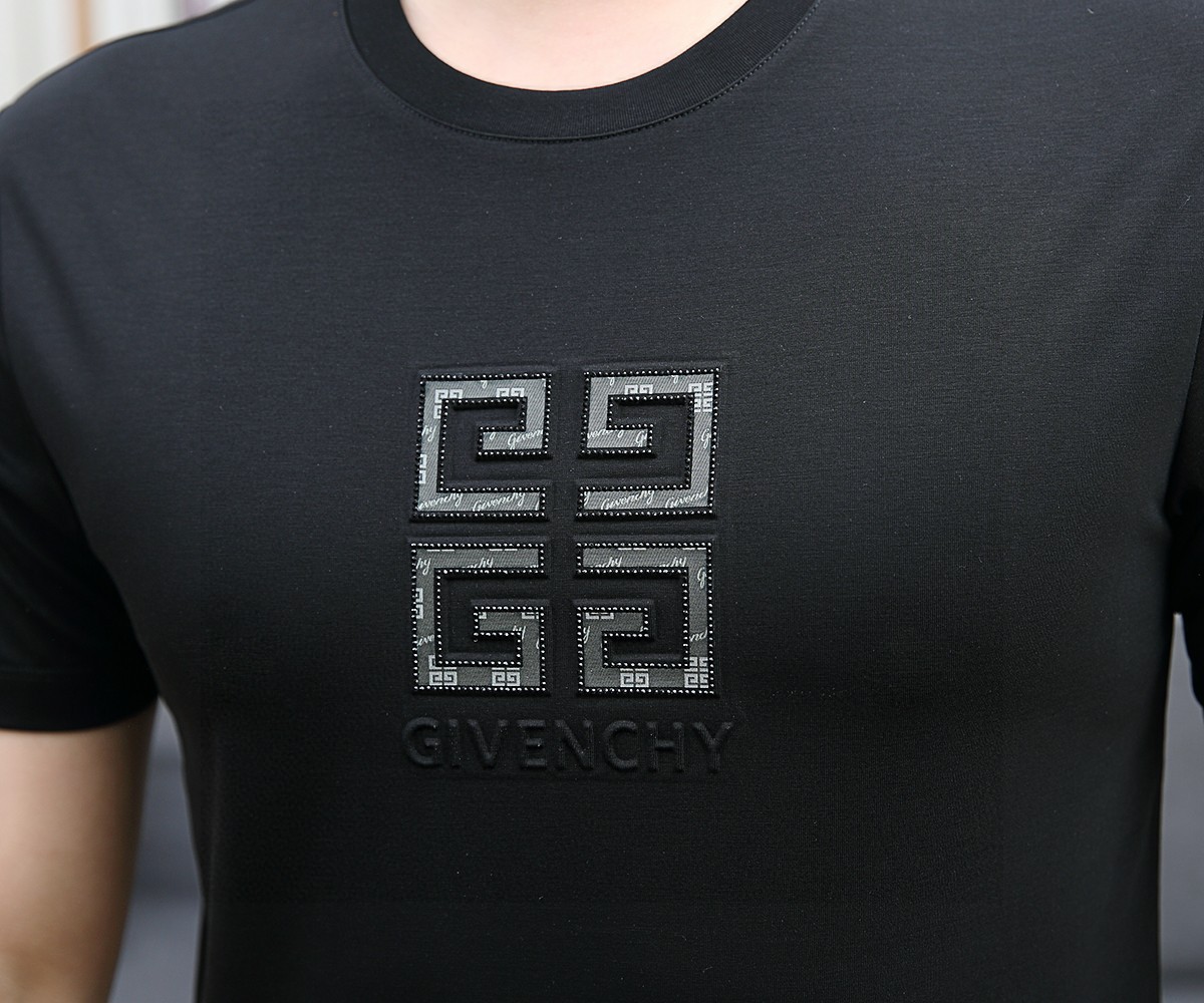 🔥纪梵希/Givenc*y.
2025春夏新品主推男士圆领短袖，意大利原厂订单渠道，极具个性高级风，胸前