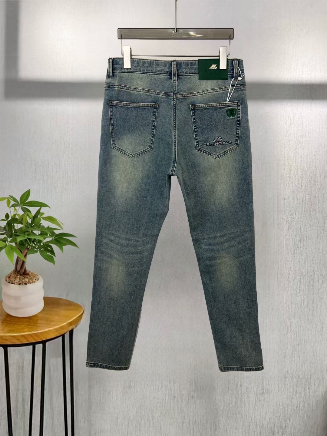  巴黎世家 男士牛仔裤原厂原布原洗水！进口原版水洗弹力面料，复杂的手工艺叠加，任何一个洗水环节多停留几秒