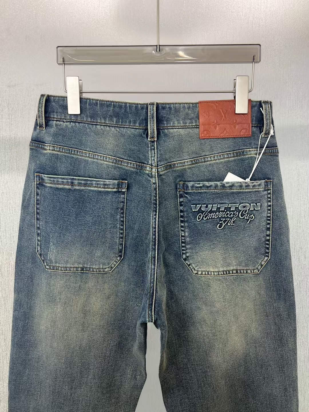  LV 男士牛仔裤原厂原布原洗水！进口原版水洗弹力面料，复杂的手工艺叠加，任何一个洗水环节多停留几秒都会