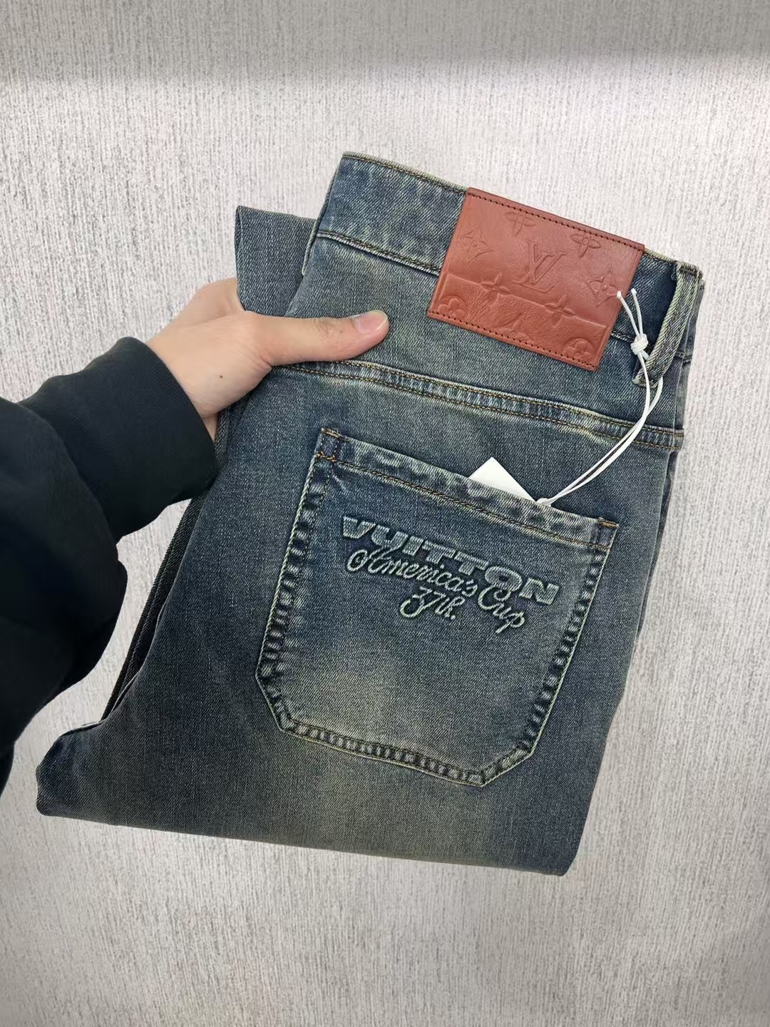  LV 男士牛仔裤原厂原布原洗水！进口原版水洗弹力面料，复杂的手工艺叠加，任何一个洗水环节多停留几秒都会