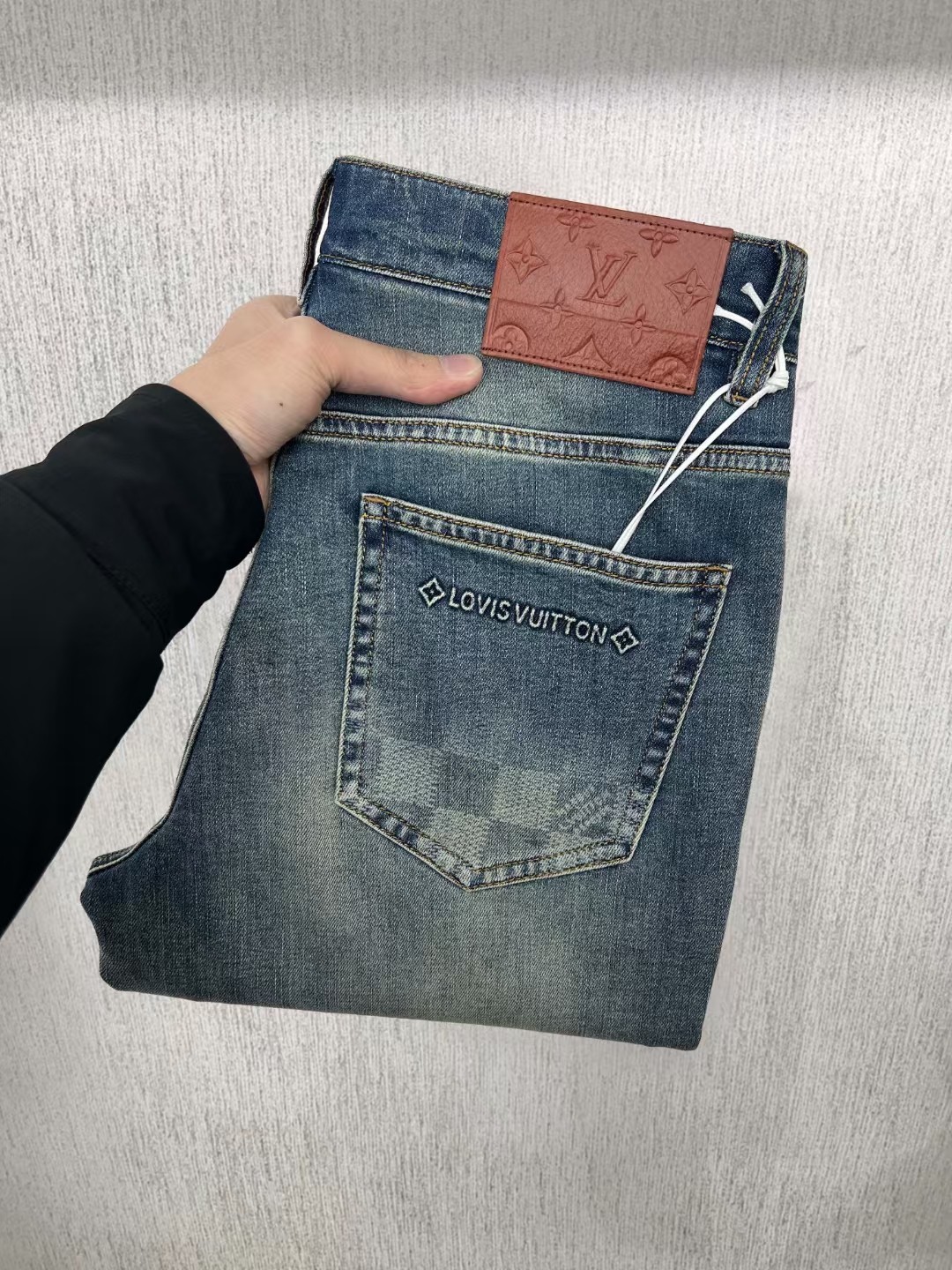  LV 男士牛仔裤原厂原布原洗水！进口原版水洗弹力面料，复杂的手工艺叠加，任何一个洗水环节多停留几秒都会