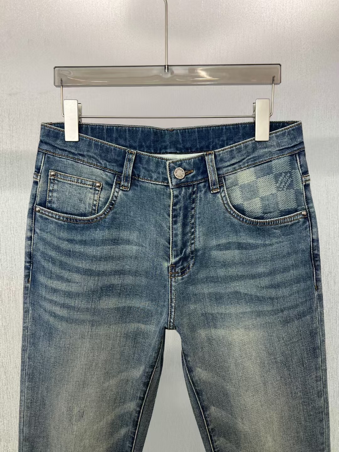  LV 男士牛仔裤原厂原布原洗水！进口原版水洗弹力面料，复杂的手工艺叠加，任何一个洗水环节多停留几秒都会