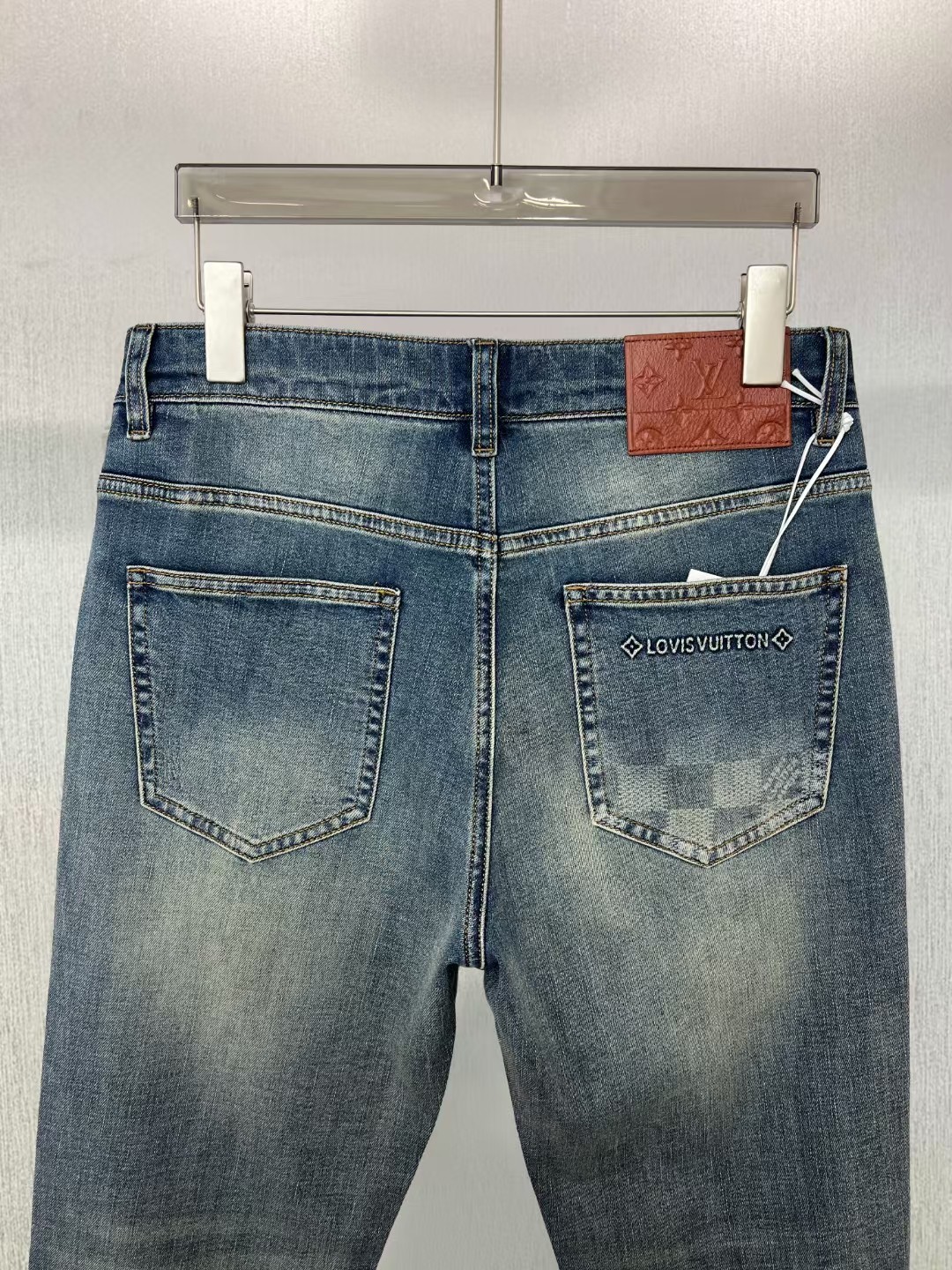  LV 男士牛仔裤原厂原布原洗水！进口原版水洗弹力面料，复杂的手工艺叠加，任何一个洗水环节多停留几秒都会