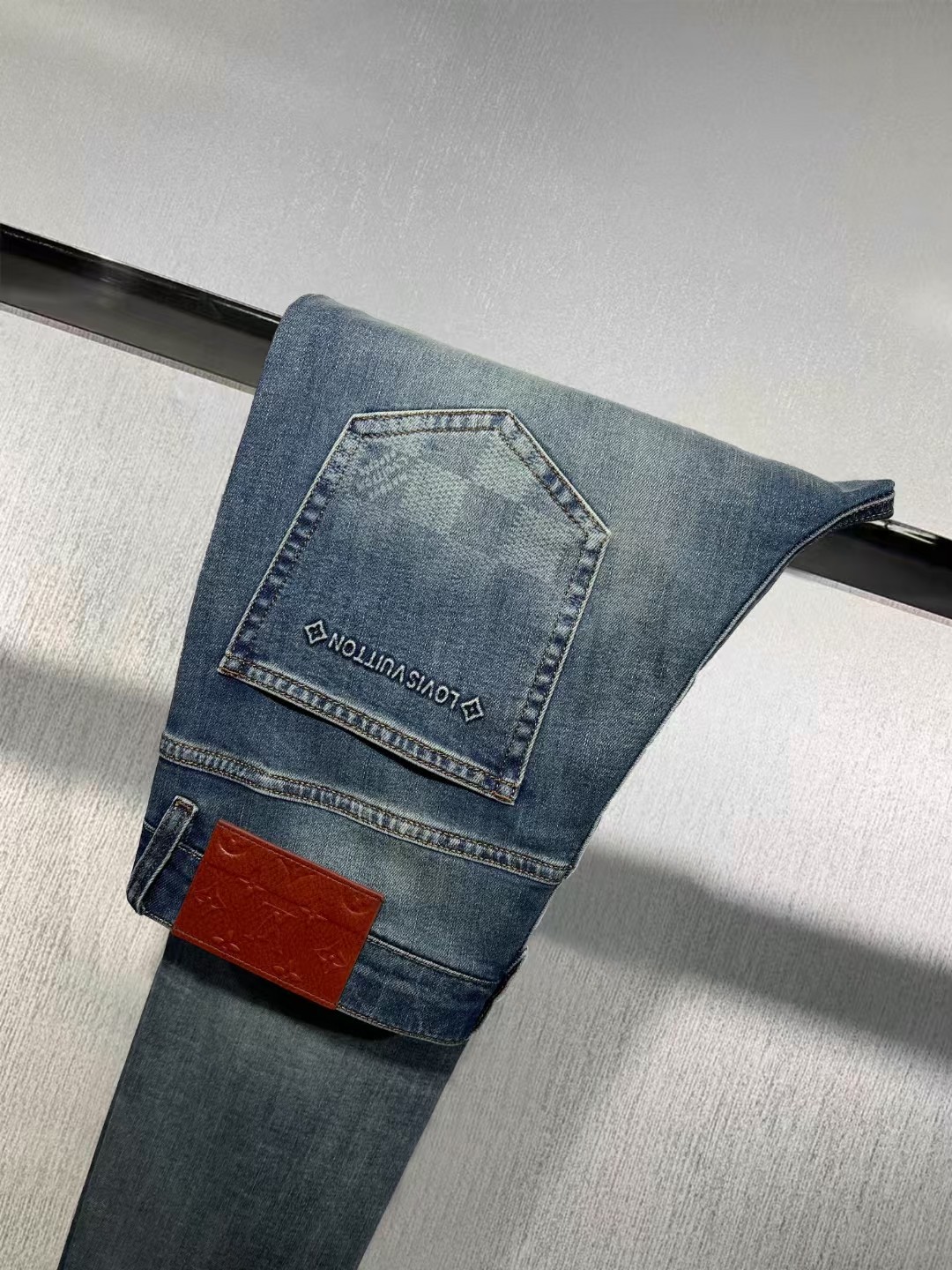  LV 男士牛仔裤原厂原布原洗水！进口原版水洗弹力面料，复杂的手工艺叠加，任何一个洗水环节多停留几秒都会