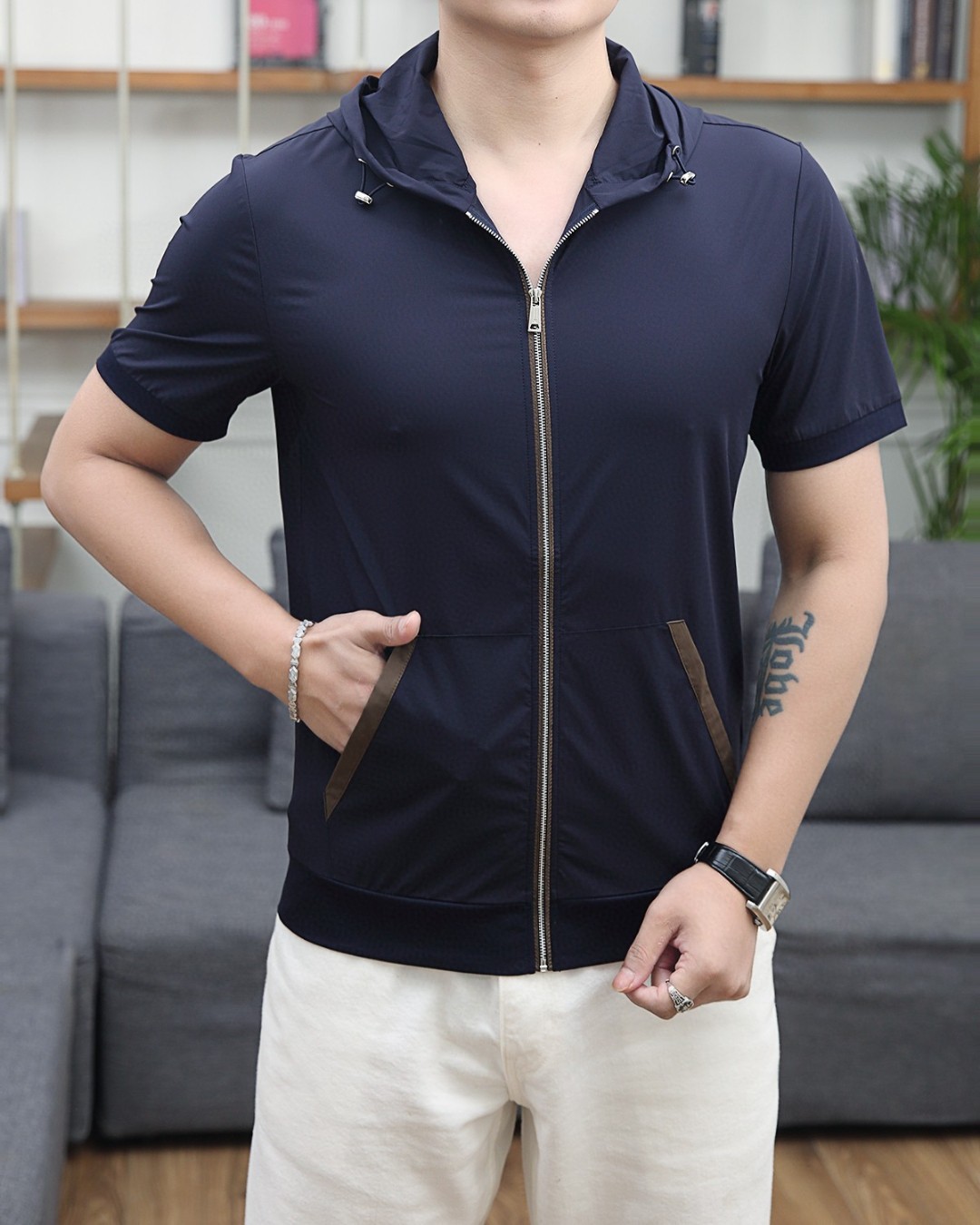 NO:117628,High-quality Jenia 1959ss Spring and Summer Counter Fashion Hooded Cardigan T-shirt, casual and fashionable outside, essential for inner wear, comfortable and beautiful, visible on the upper body, customized imported high-end fabric, delicate and silky feel, close-fitting and comfortable without thorning, fashionable and stylish counter logo design is very unique, original quality and craftsmanship, perfect three-dimensional slim tailoring, lock edge sewing plates are very rigorous and exquisite, absolutely first-line OEM requirements!  Don't miss it, male gods!  Complete three standards!  Size M-3XL (model 176/catties upper body L size), zegna,tees, t-shirt,hats,alexander wang19860909高品质 杰尼亚 1959ss春夏专柜时尚大爆款连帽开衫T恤,休闲时尚外穿 内搭必备款,舒适好看上身可见 定制进口高端面料,手感细腻丝滑,贴身舒适不扎肉,穿着时尚有型专柜标志设计非常独特,原版品质与工艺 完美立体修身剪裁 锁边缝盘都非常严谨考究 绝对一线代工要求！男神们别错过！ 三标齐全！尺码 M-3XL（模特176/斤上身L码）,,zegna,tees，t-shirt,hats,alexander wang,Men's clothing